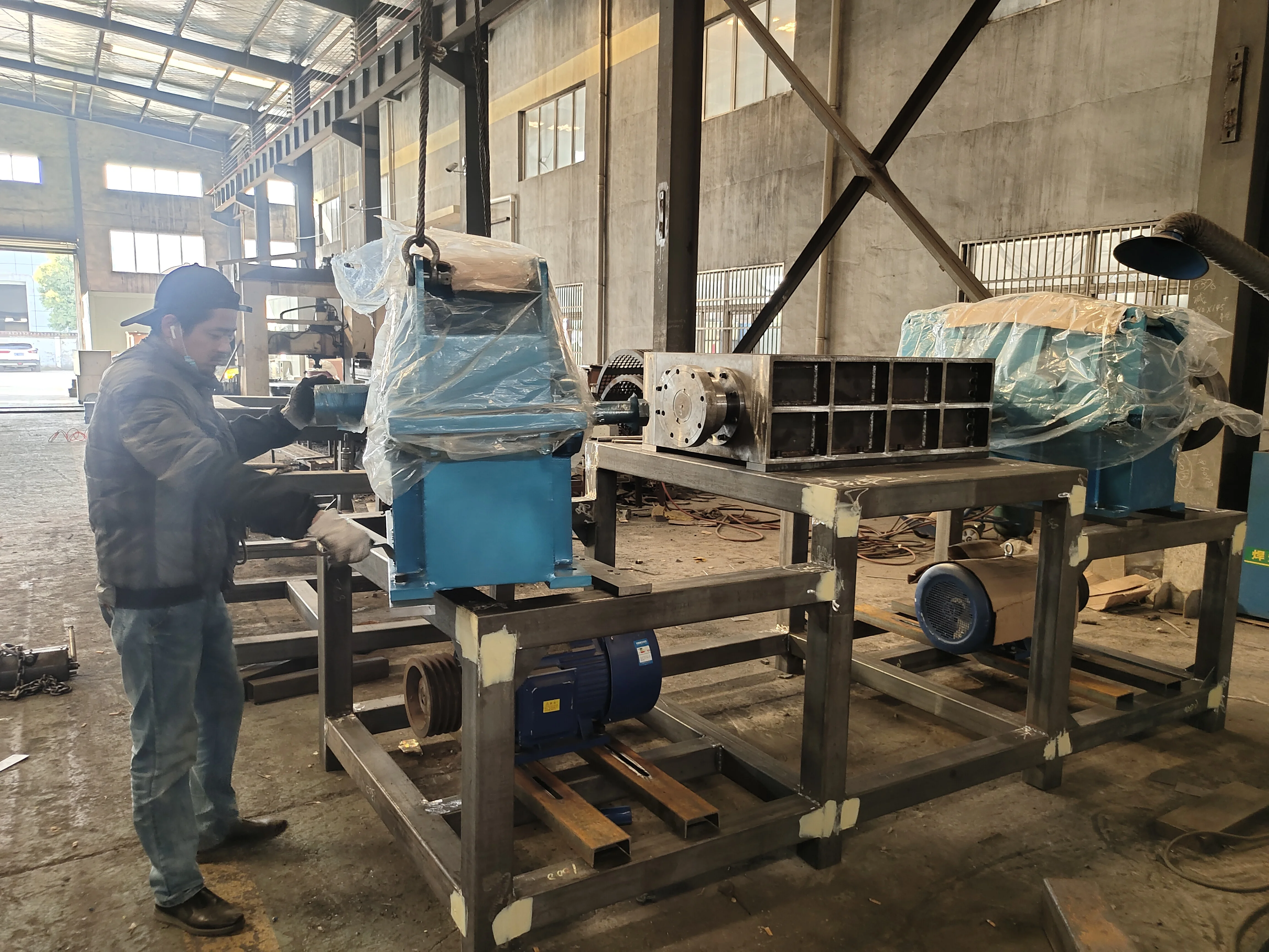 The cheapest dual-axis shredder plastic scrap metal crusher used cars shell shredder scrap metal shredder