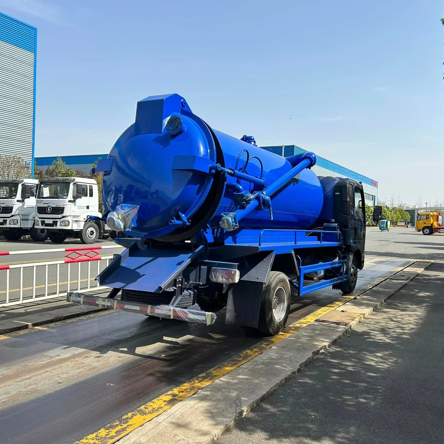 Новые автоцистерны Sinotruck Howo 4x2 10 куб. М для продажи в Дубае