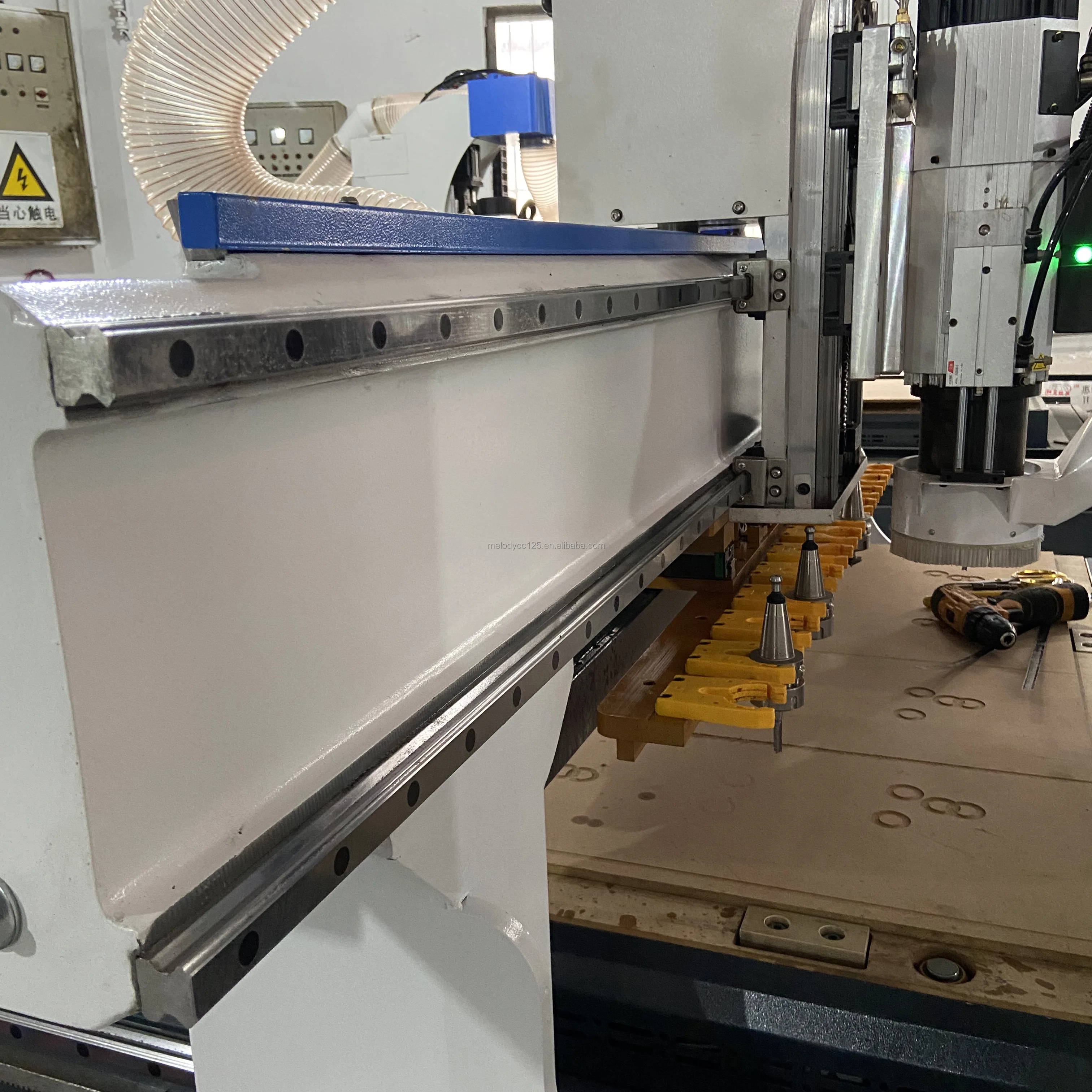 In-line tool changing and cutting machine Twelve tool positions spindle cutting machine