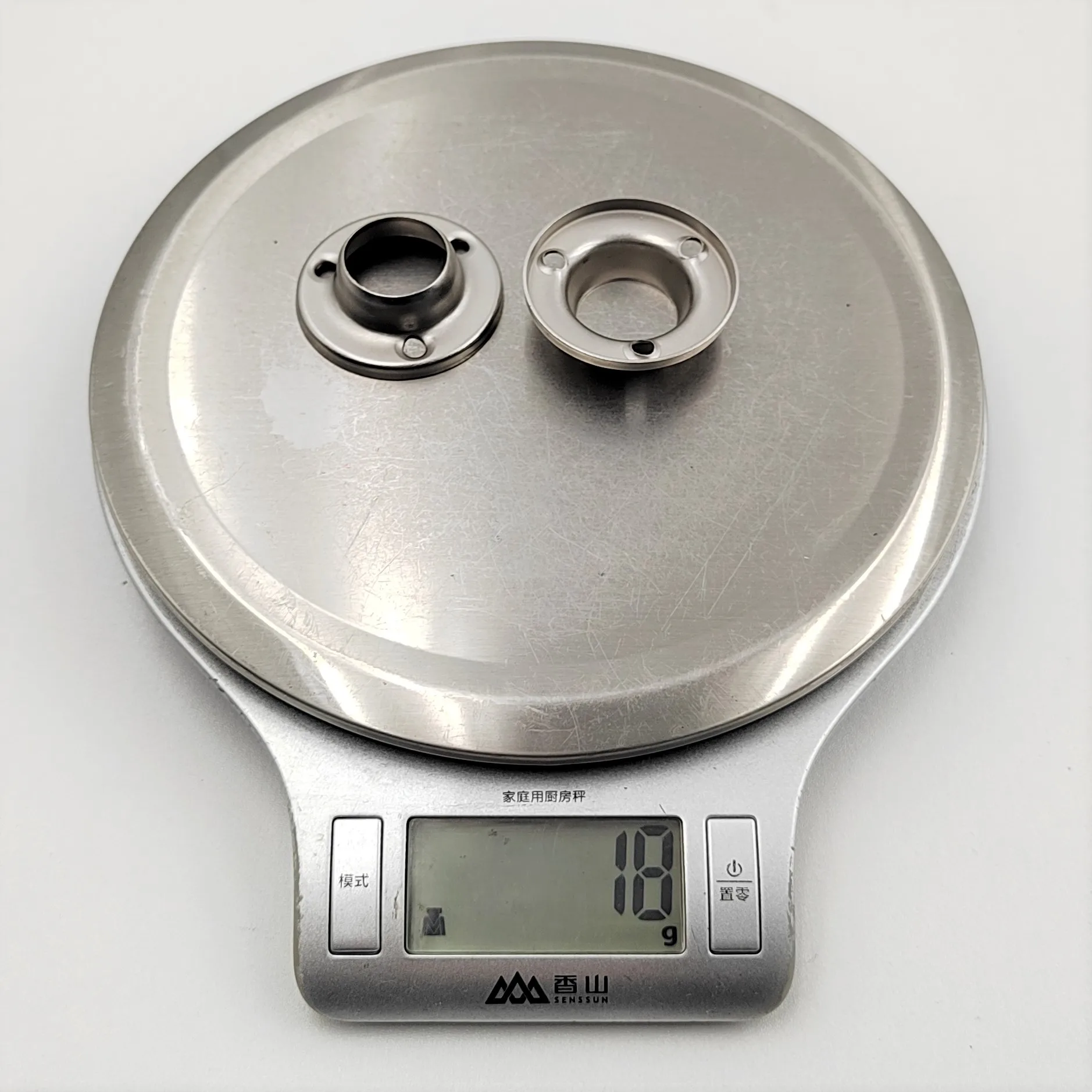 high-quality 19mm Round Type Wardrobe Pipe Flange  Wardrobe Hanger Clamp Furniture Tube Support