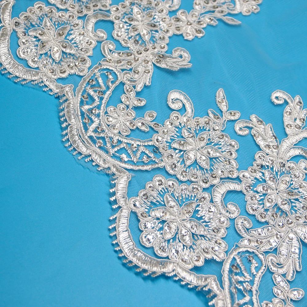Белая кружевная ткань с вышивкой и блестками