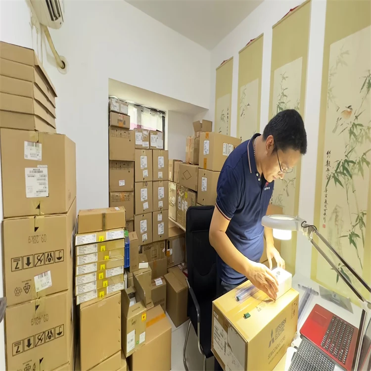 New Original Integrated Circuit Microcontroller MBRS540T3G 	Schottky Diodes  discrete semiconductor modules