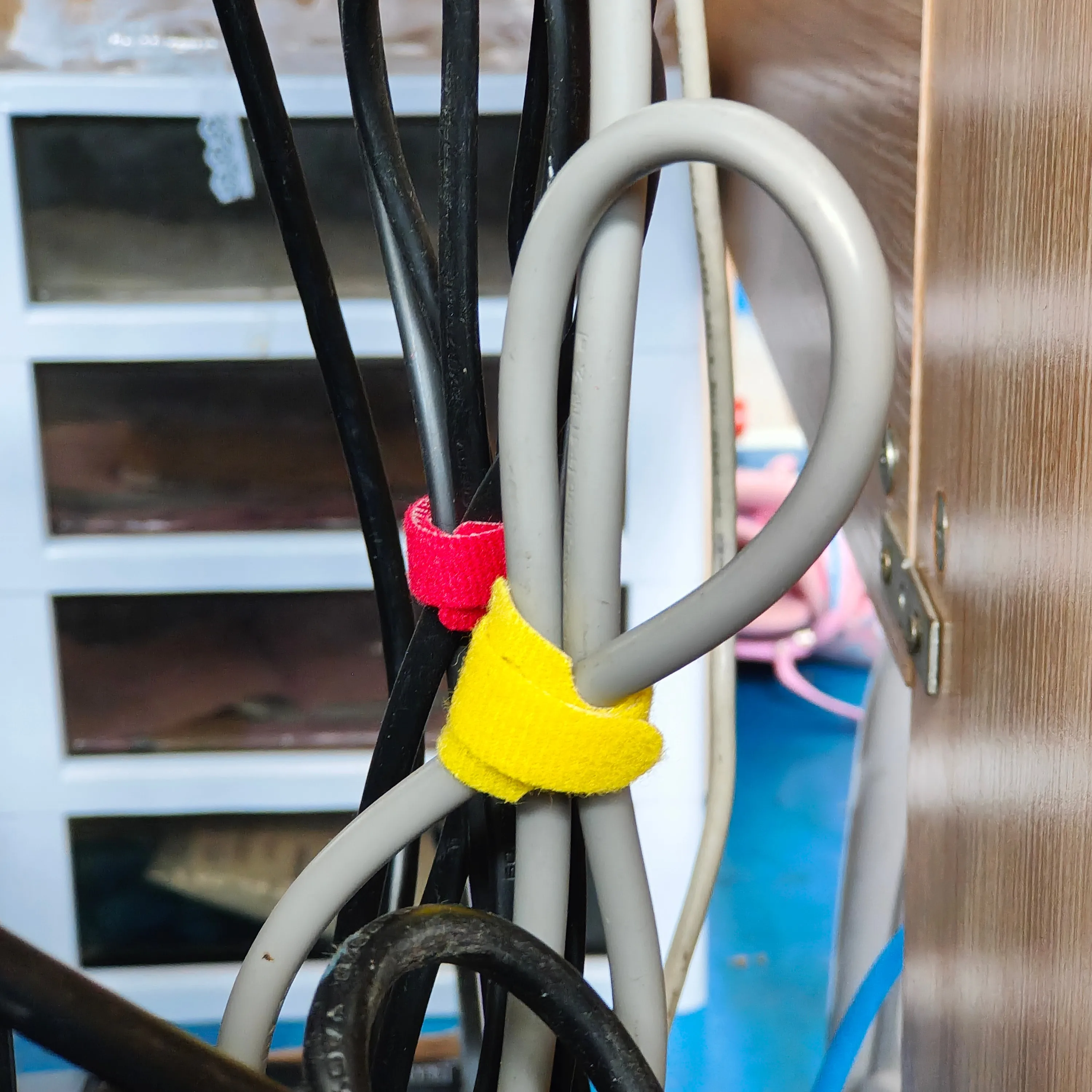 Flame Retardant Free Cut Plastic Hook and Loop Back to Back Velcro Strong Fasteners Flame Retardant Storage Cable management