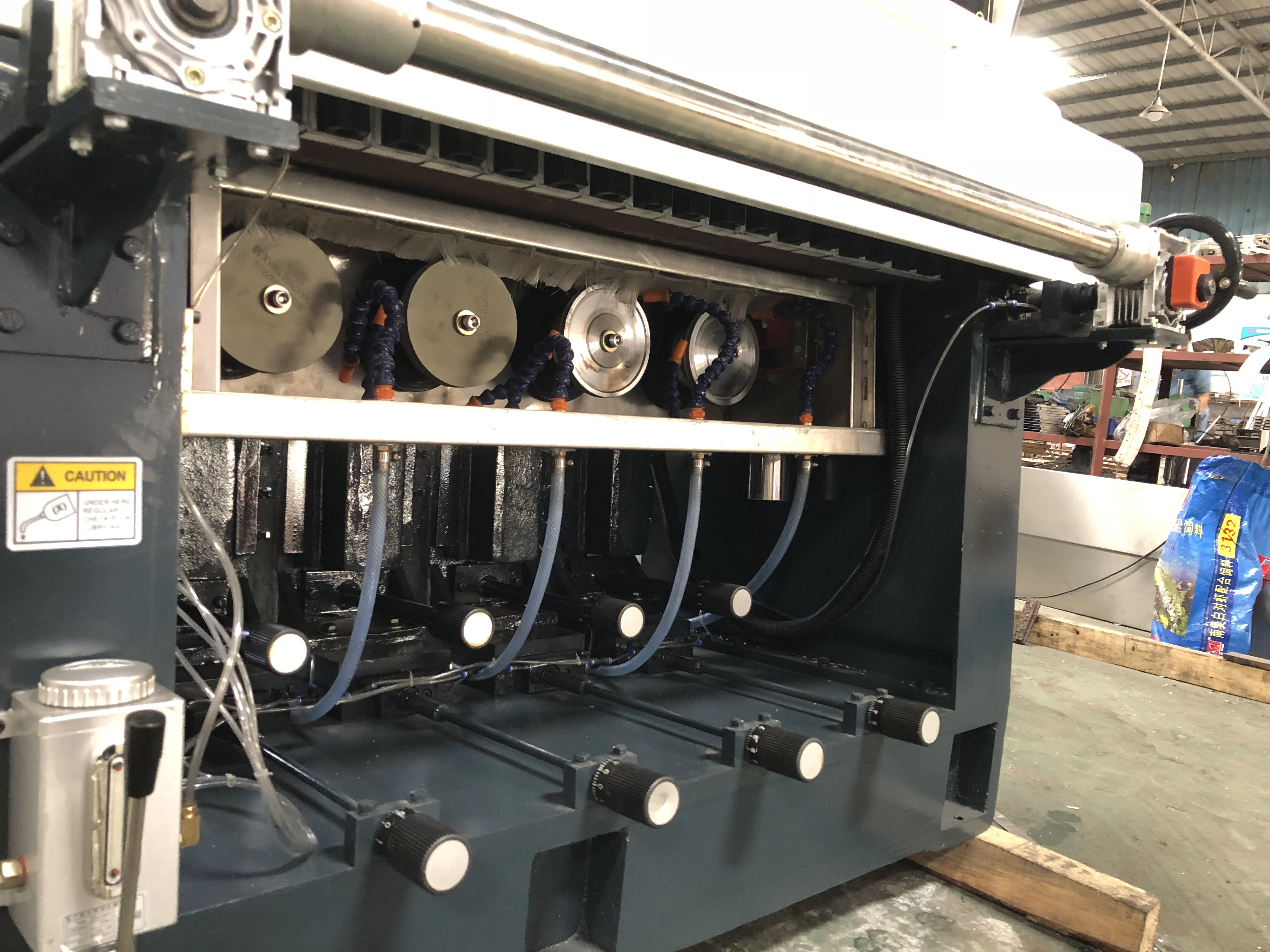 Four motor pencil edge glass pencil round grinding machine in South America