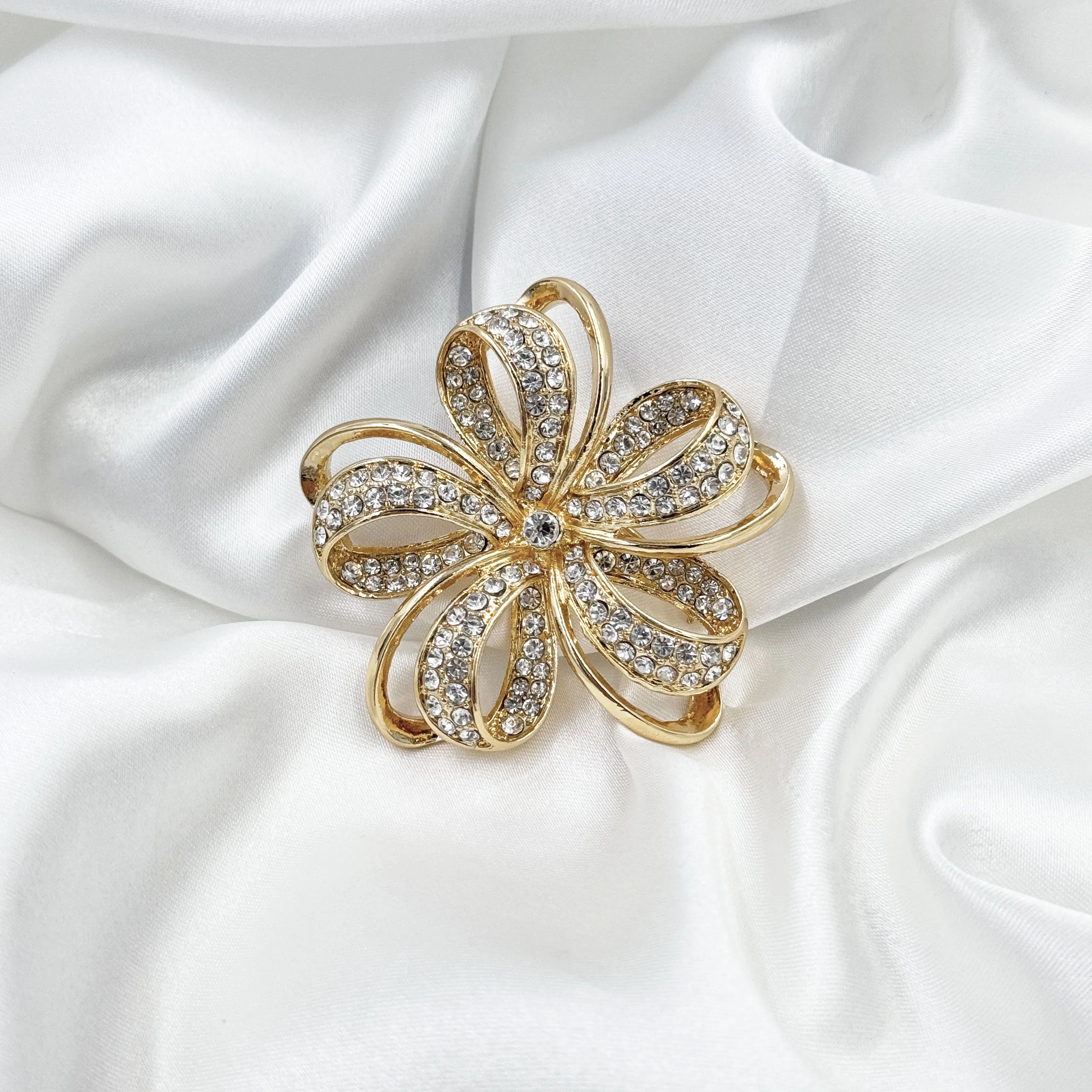 Customized high quality ladies brooch alloy inlaid with rhinestones ladies sweater brooch suitable for daily gift giving