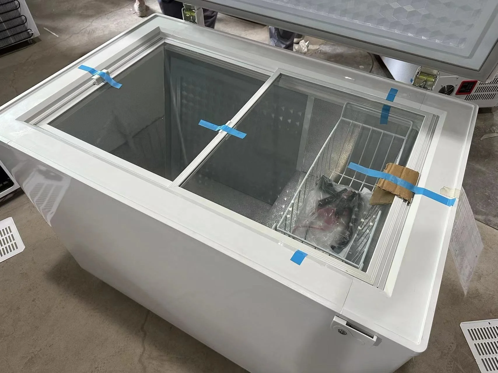CKD Solar chest freezer Saudi Arabia Off grid 308L  DC 24V Power Saving Commercial Thickness 110mm Foam upright Freezers