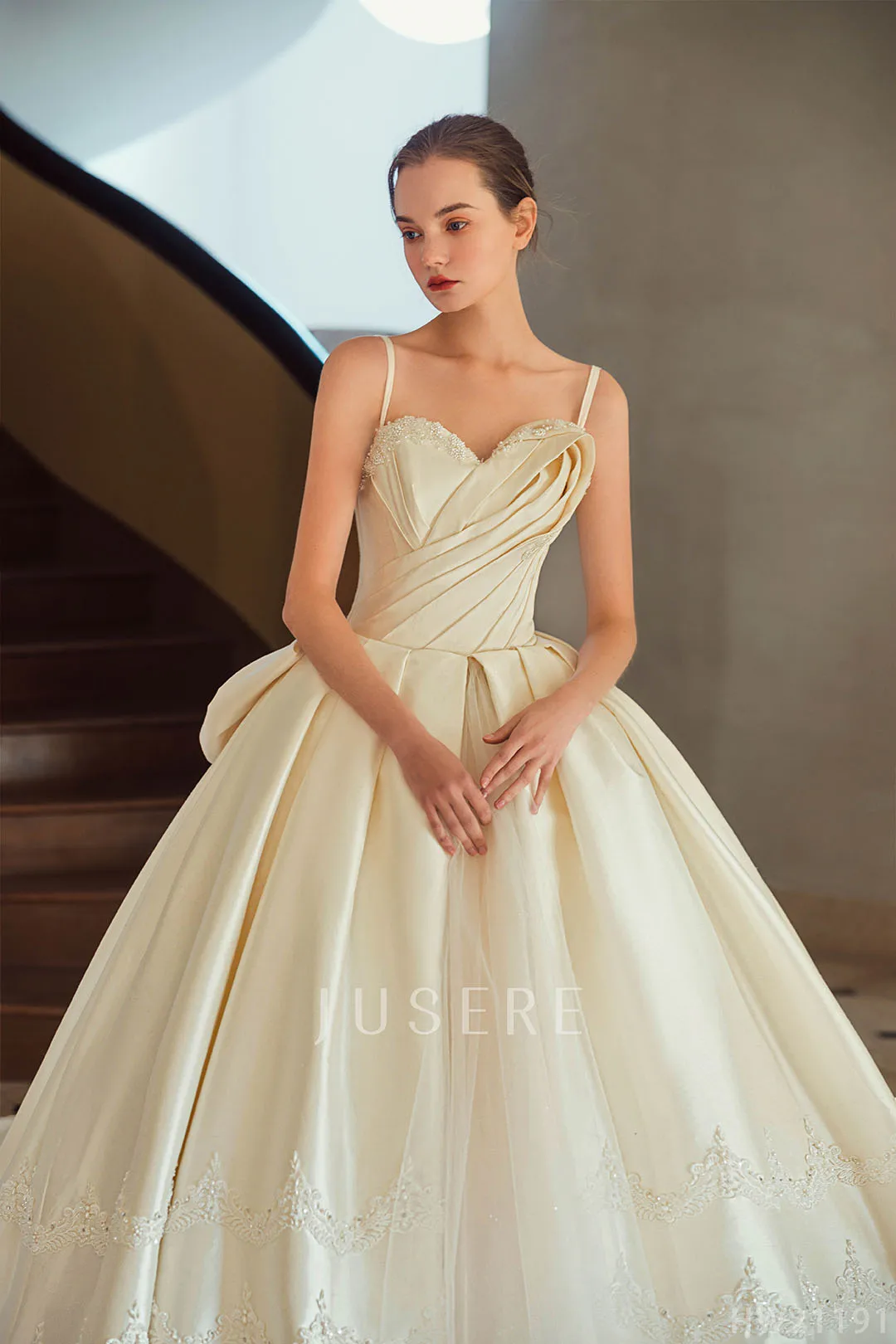 New design spaghetti strap beaded pleated bodice  bow embellishment a line wedding dress satin bridal gown