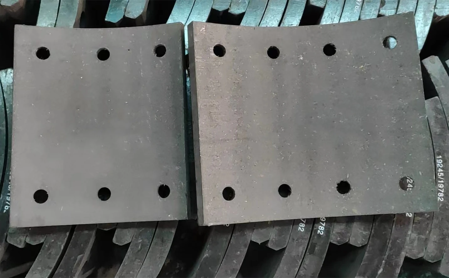 Auto Brake System Drum Truck Brake Lining 19245/19782 Steyr Front and Rear