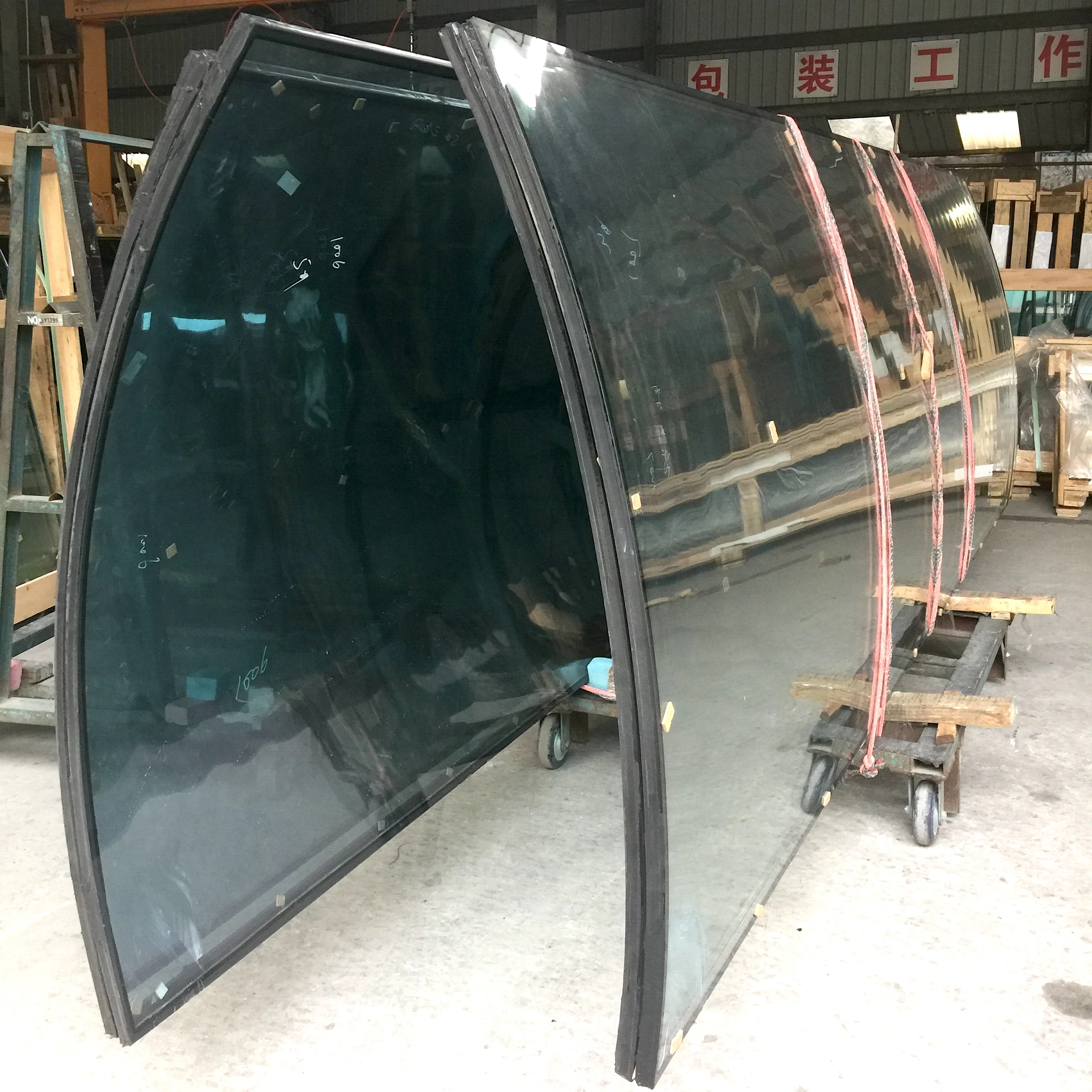 Longbo produces super white double silver hollow laminated curved steel glass with good camber and no stress spots