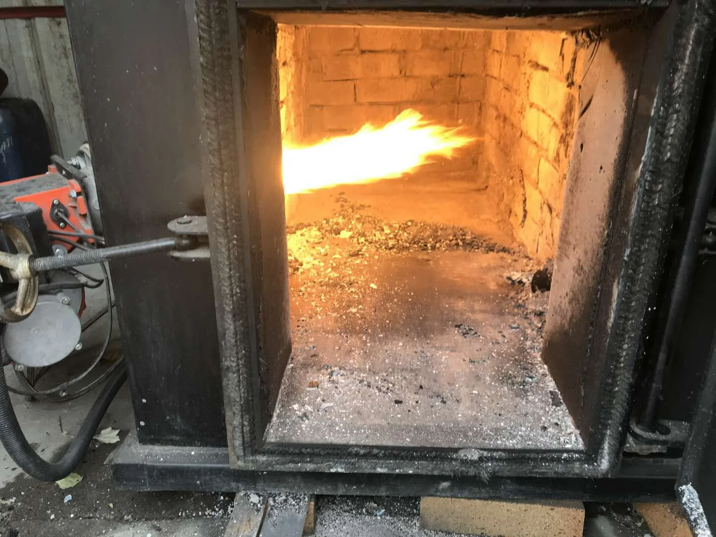 Мобильный мусоросжигатель для очистки больничных твердых отходов