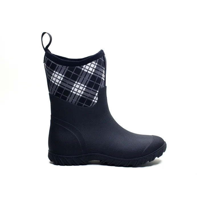 Outdoor insulated adults rain boots neoprene seamless rubber boots with comfortable foot bed for farm work .
