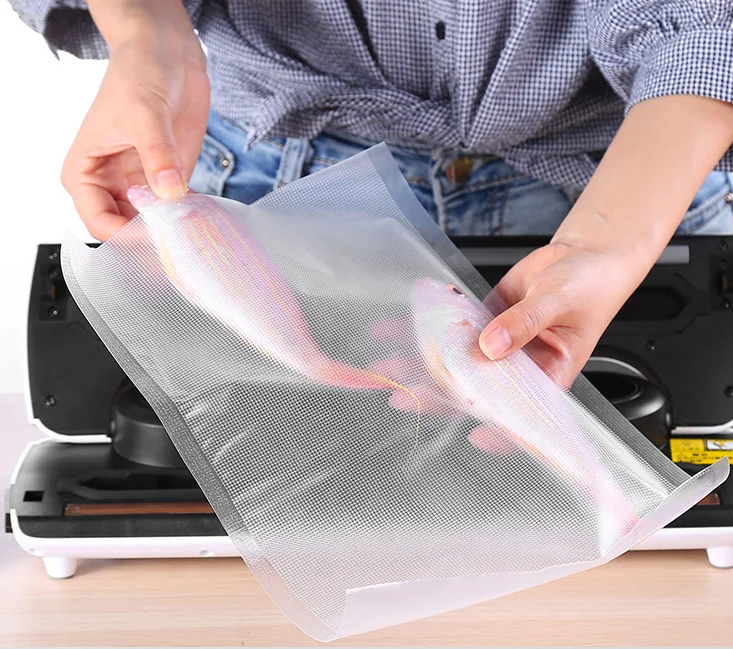 Supplier Custom Packaging BPA-Free Food Safe Vacuum Seal Roll Bag Moisture-Proof with Embossed Surface Handling