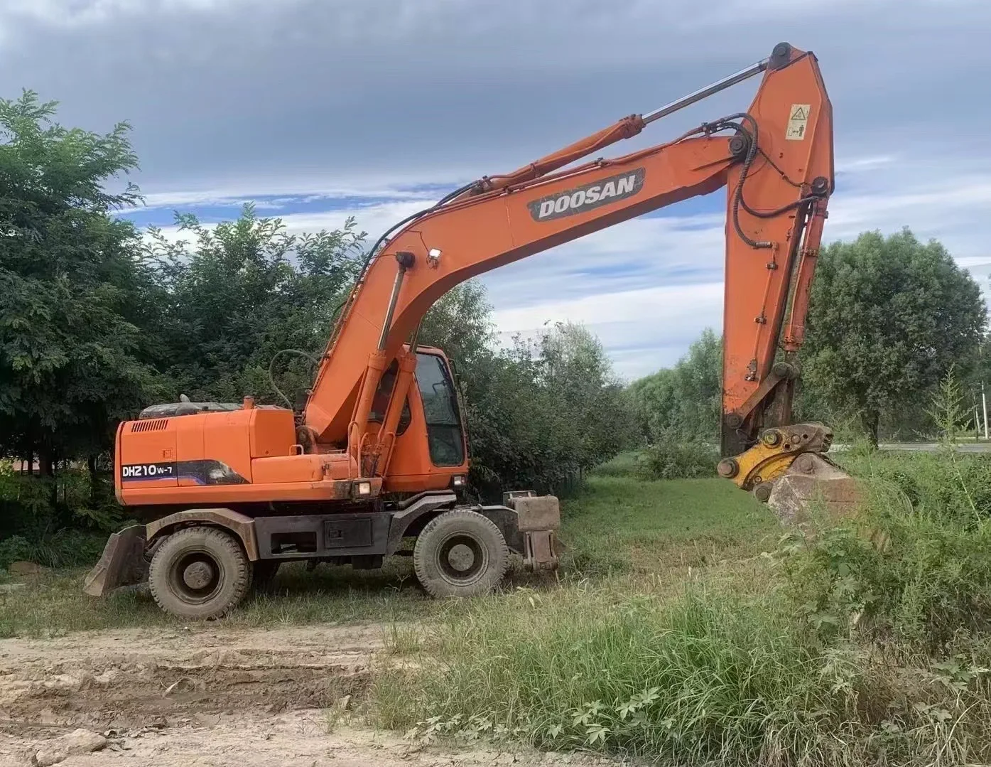 Колесный экскаватор Doosan DH210W 20 тонн