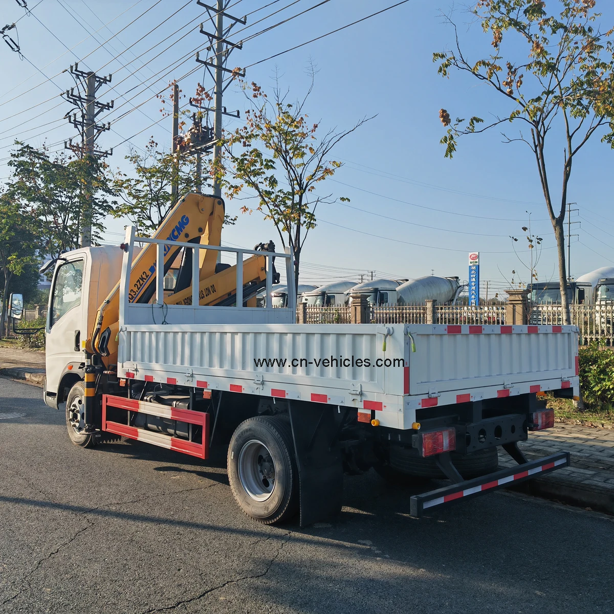 HOWO  4X2 3.2t truck crane with long boom 6t folding boom crane