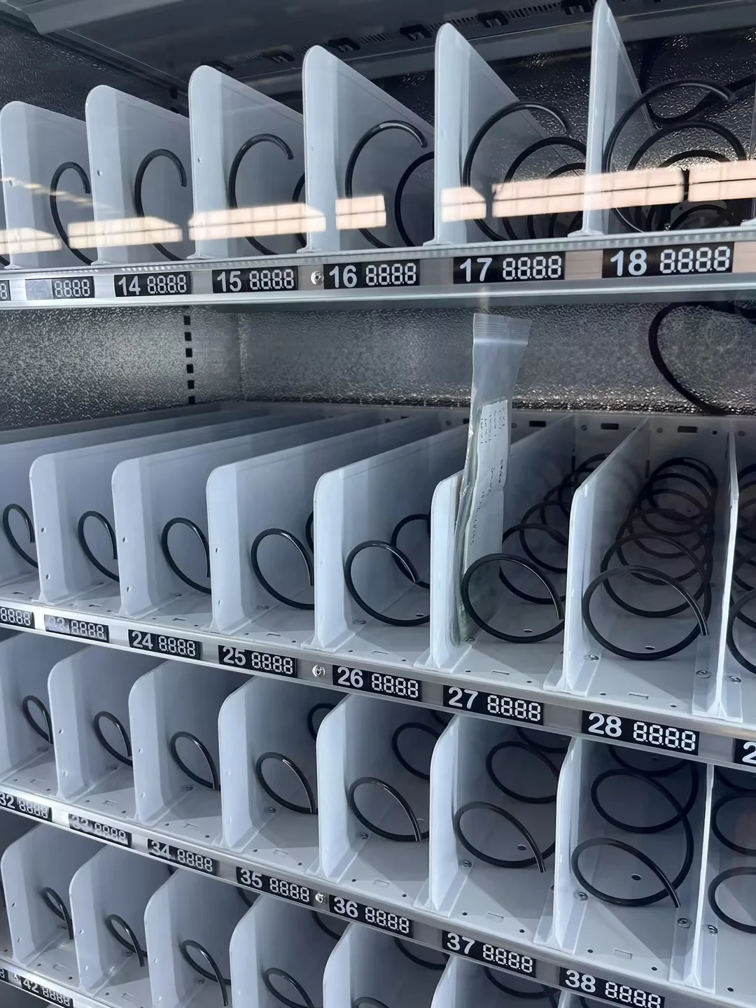 LPMIE Popular Ground Coffee and Snacks Vending Machine Drink for Coffe Bean  Combo Vending Machine for Hotel Airport Company