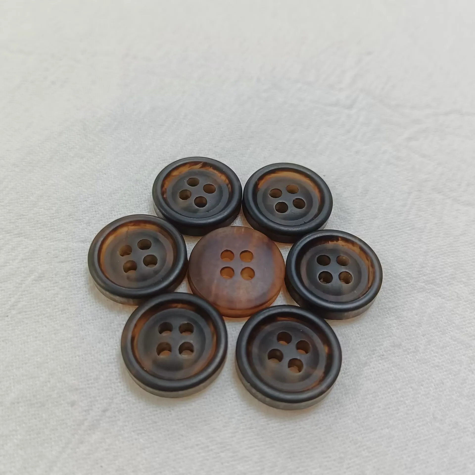 Популярная на заказ пуговица из смолы размером 16 мм красивого цвета с 4 отверстиями для костюмной одежды