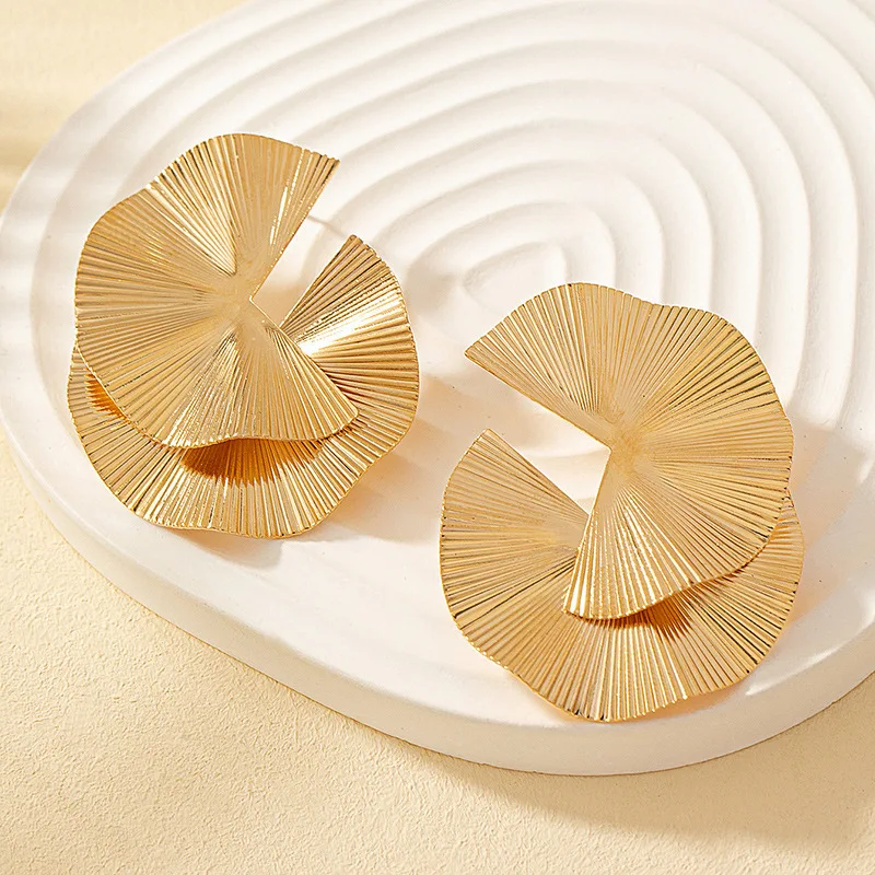 New Design Fashionable Personality Exaggerated Twisted Irregular Big Gold Fan Shape Metal Earrings For Women