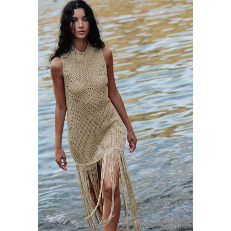 Женское трикотажное платье без рукавов с высоким воротником