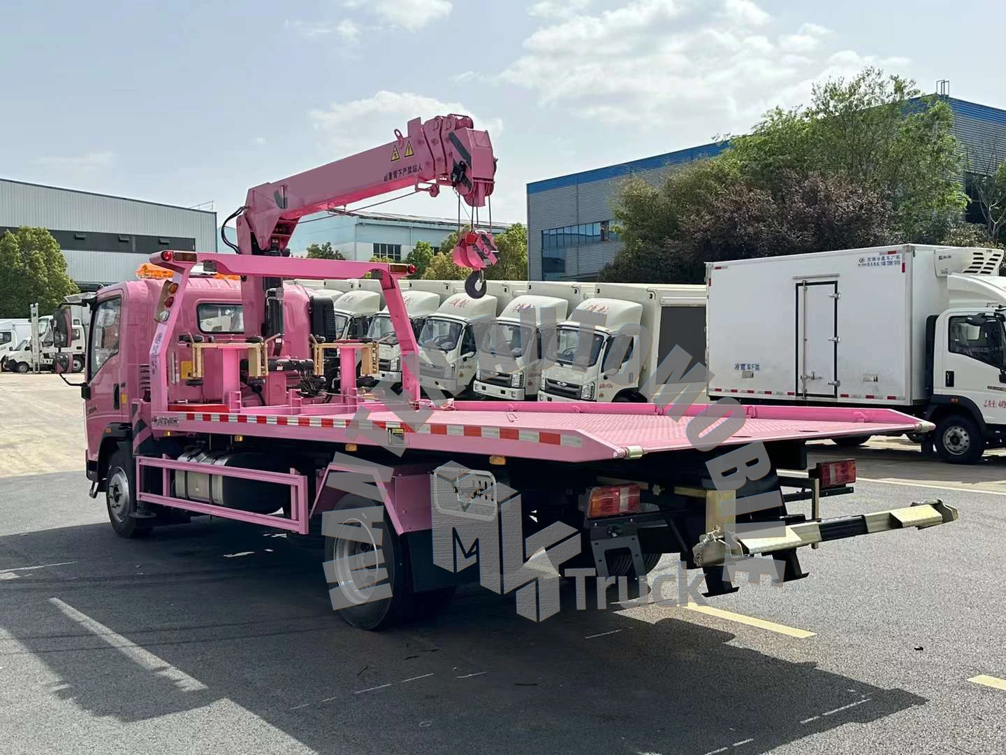 New Wrecker Tow Truck HOWO 4X2 Truck with Crane  5Ton Crane Flatbed Wreck Truck