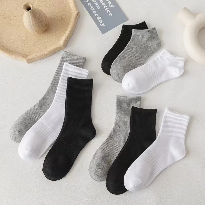 Wholesale couple crew cycling socks fashion solid color white and black customised sports socks unisex