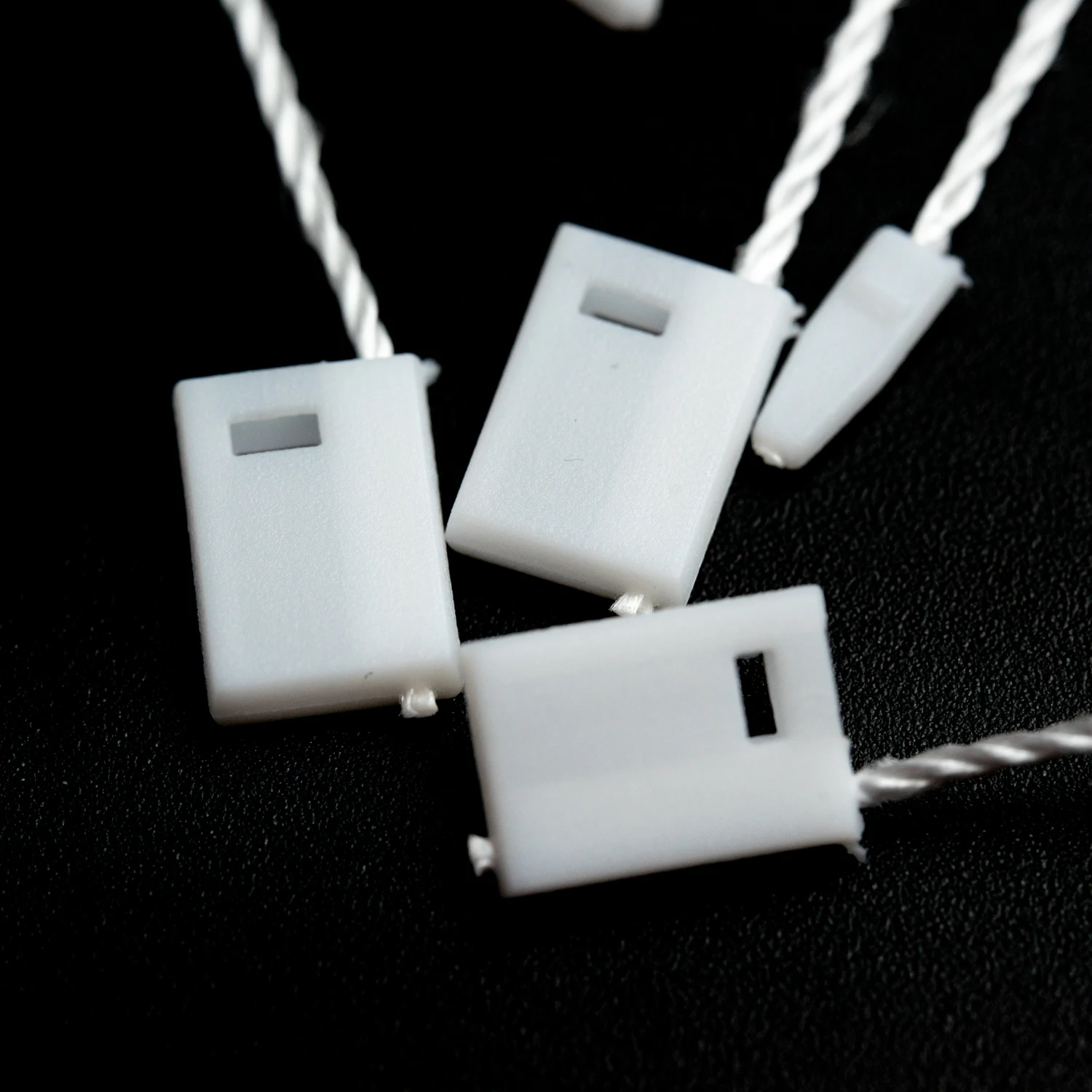 New Designer Custom Embossed Clothes String Plastic Garment Seal Cord Punch Label Clothes Hang Tag China Bags Shoes Cotton PVC