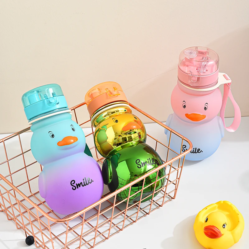 Cute Duck Shape 880ml Frosted Gradient Portable Plastic Drinkware BPA-Free Reusable School Water Bottle with Lid Kids School Use