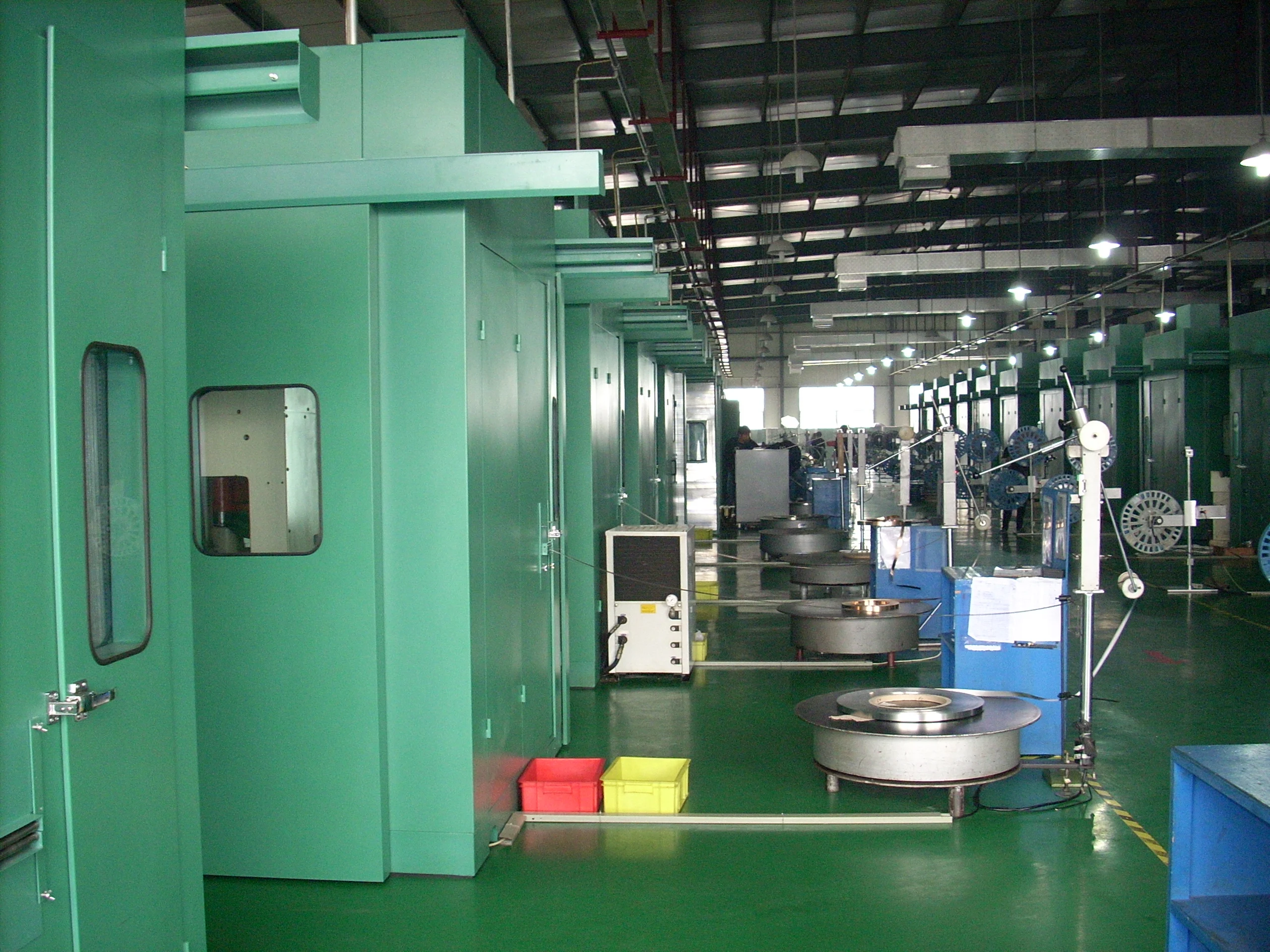 Крышка звукоизоляции применима к устройству для пробивки дыроколов большого размера и сборной линии автозапчастей