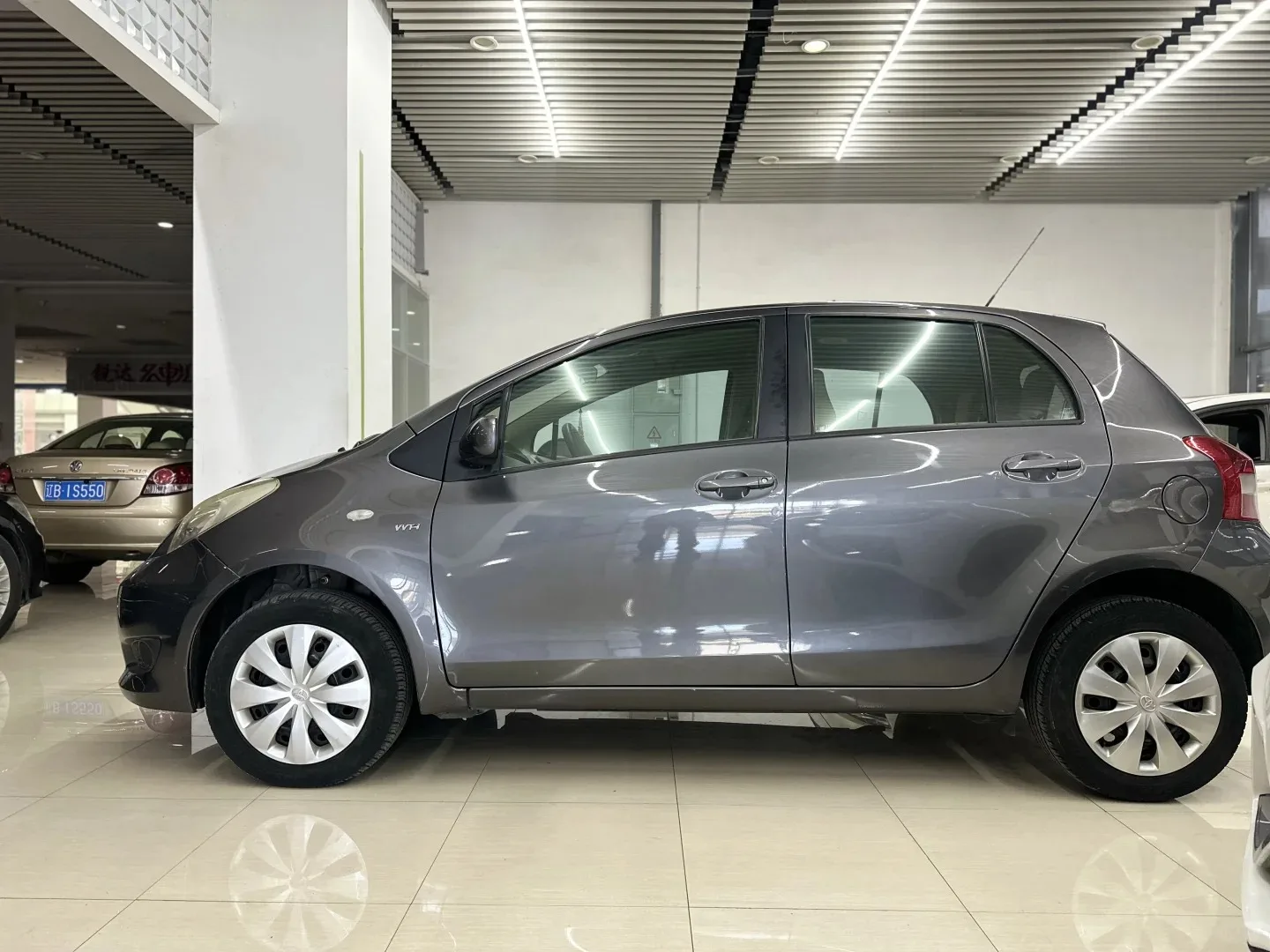 Подержанный мини хэтчбек Гуанчжоу авто Toyota Y aris 2011 1 6 автомобиль 118hp L4 5-дверный 5-местный чистое топливо седан в Китае