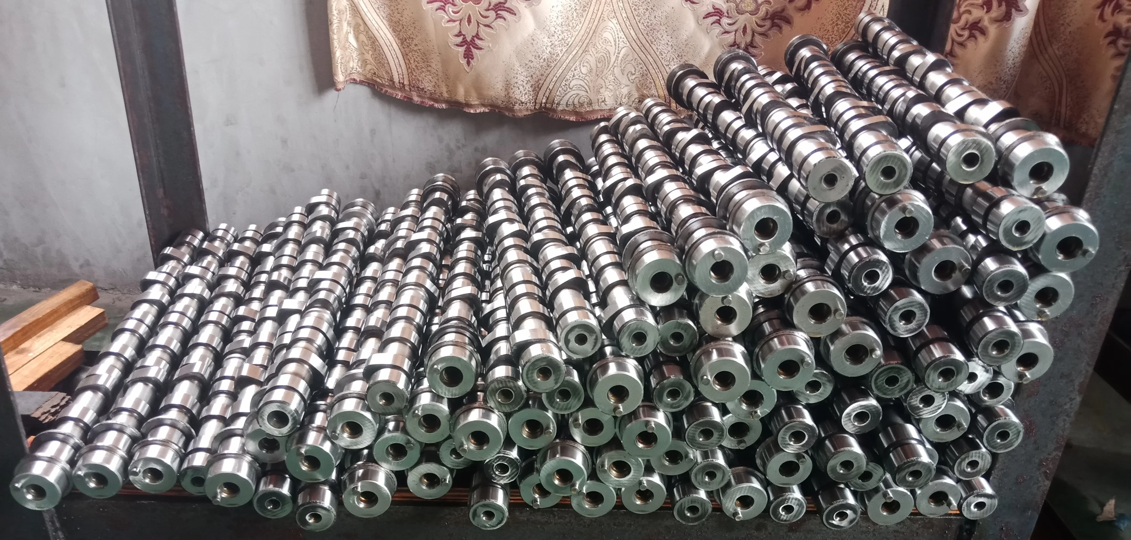 Factory direct sell high quality 4D56 camshaft MD137163 24110-42200 for Mit diesel engine