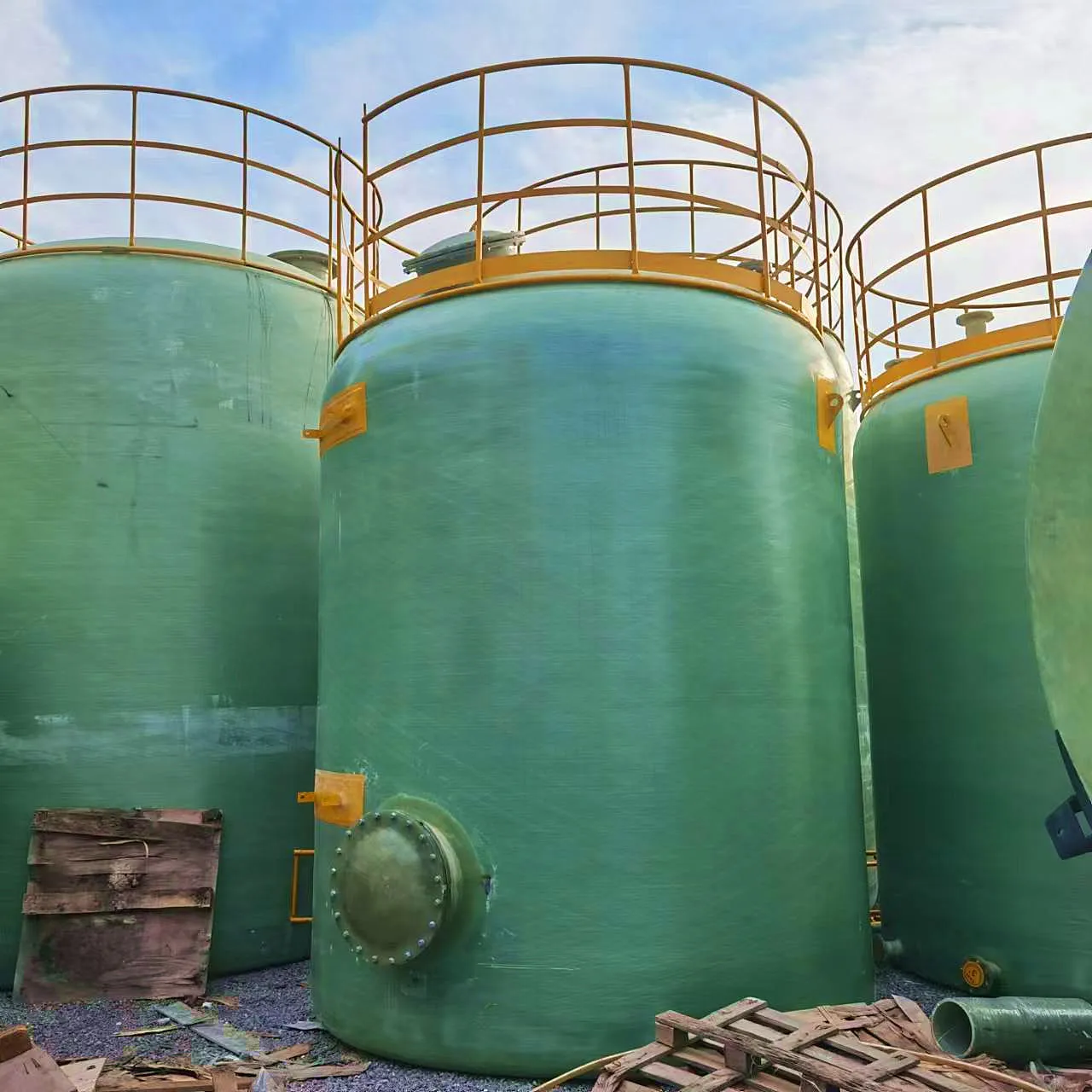 Fiberglass vertical storage tank production and customization of large fiberglass chemical tanks acid and alkali resistance