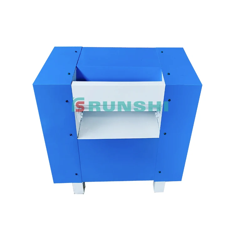 Fiber opening and carding machine