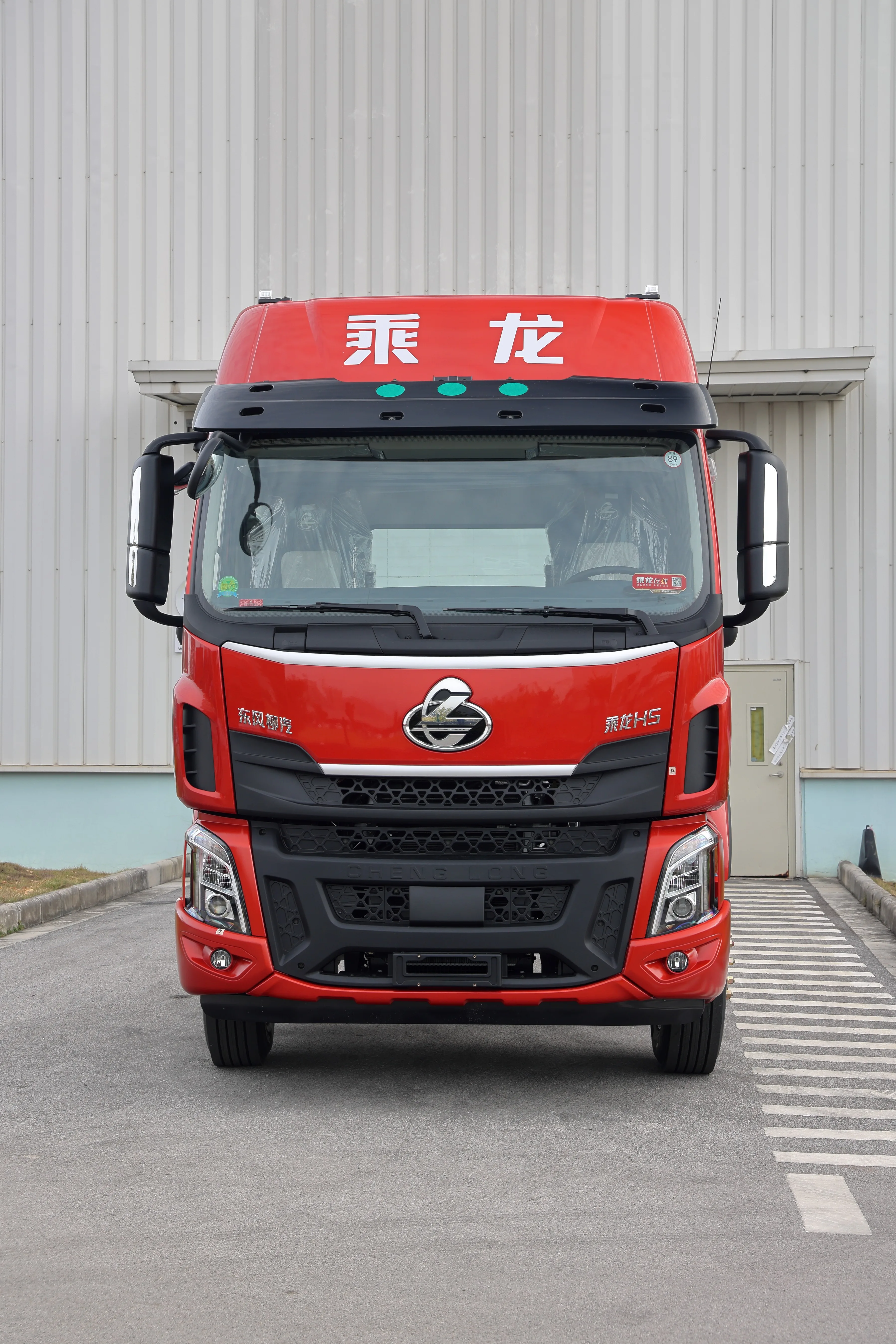 Dongfeng Liuzhou Chenglong H5 270HP 4*2 New 9.7m Diesel Van Truck Automatic Left-Steering Euro 5 Emission Standard Fast Powerful