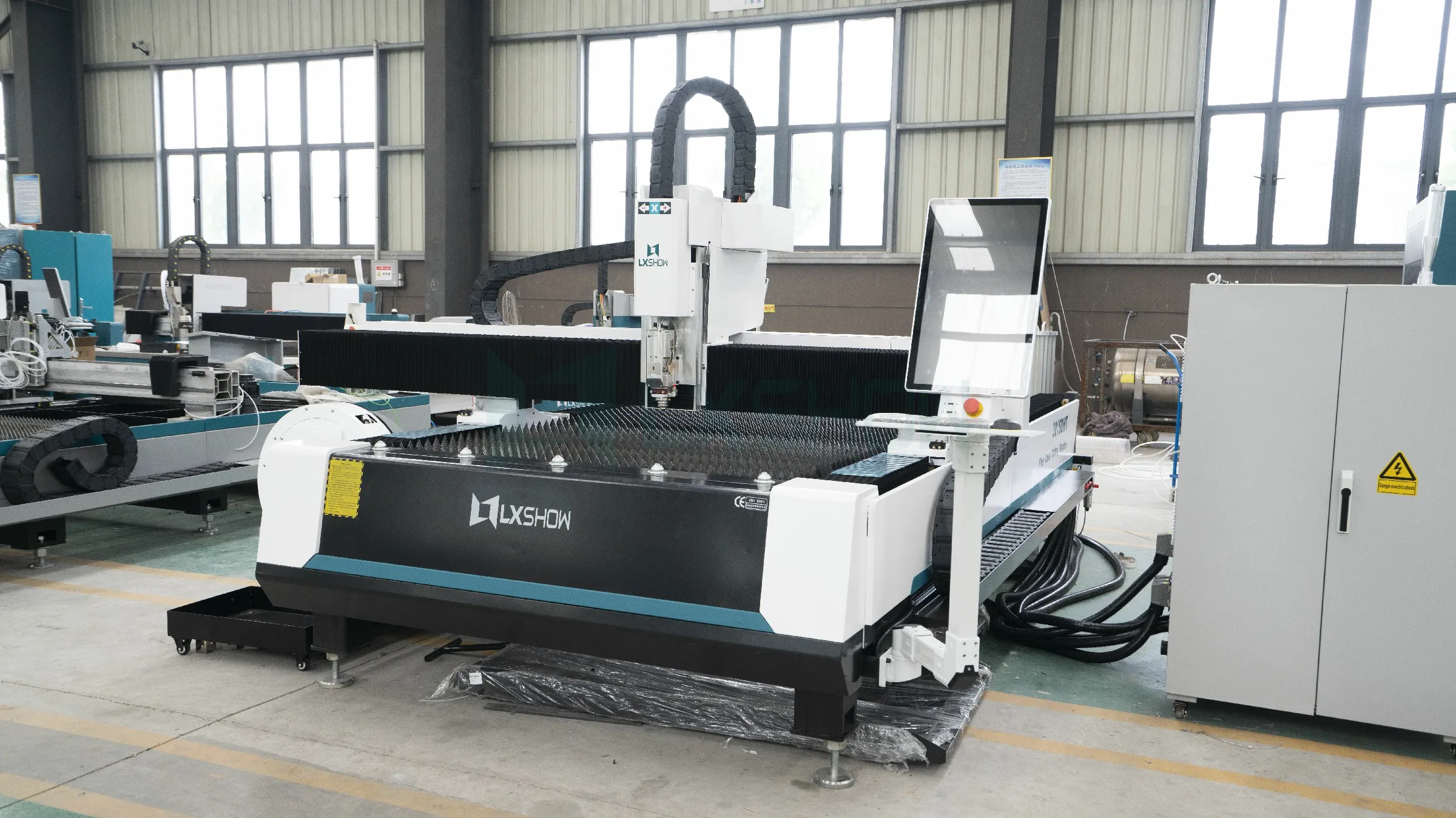 High quality laser plate and tube integrated cutting machine carbon steel 1530 fiber laser metal cutting machines