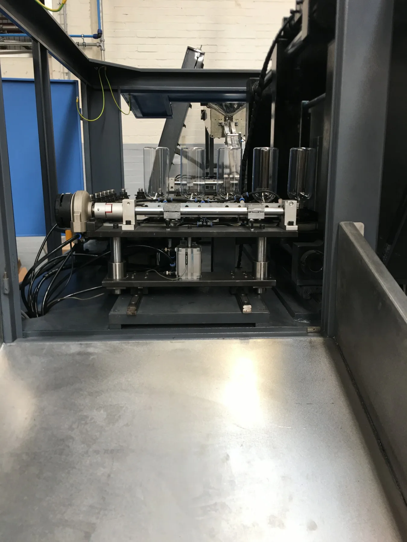 4cav 4000BPH automatic pet bottle stretch blow molding machine