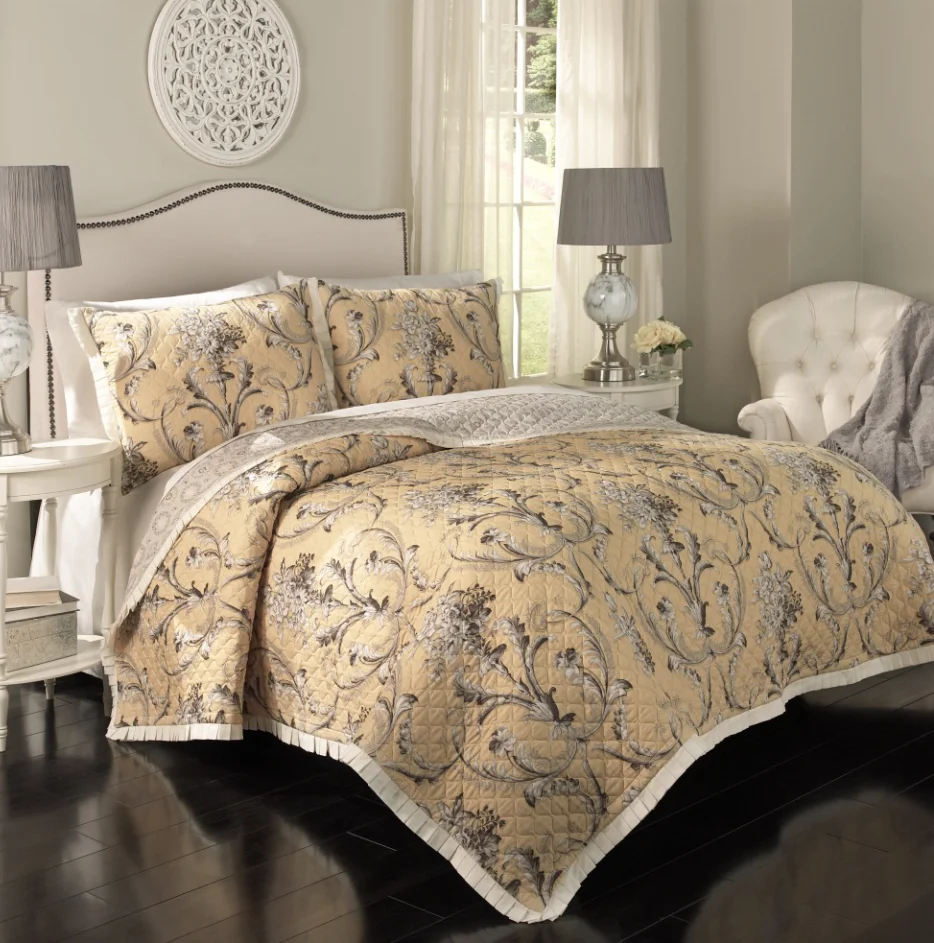 
 Комплект постельного белья из микрофибры с красивым принтом  