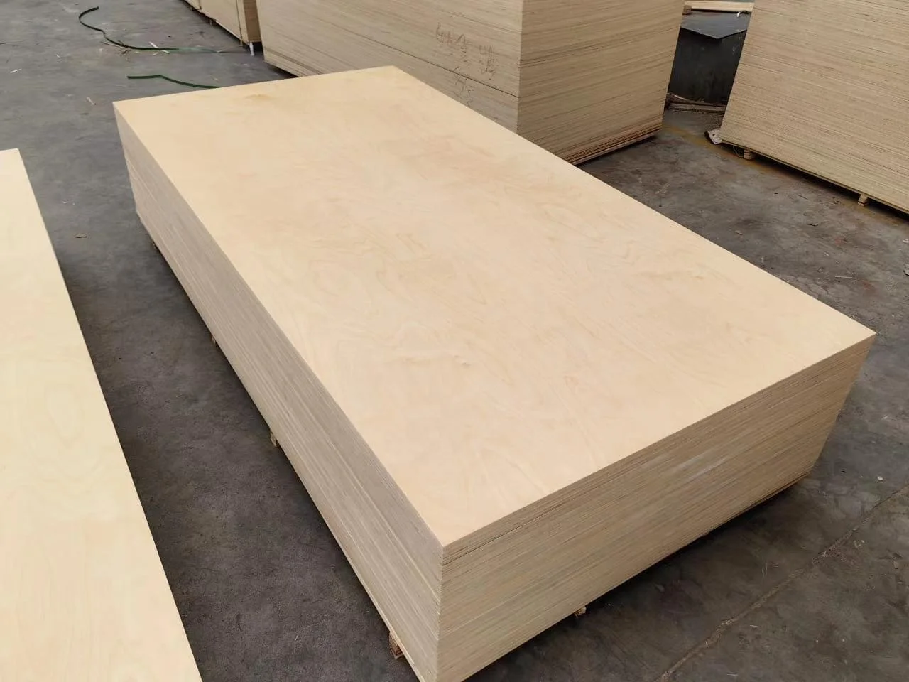 Factory price Russia birch plywood made in China 100% WBP phenolic glue internal decoration office home