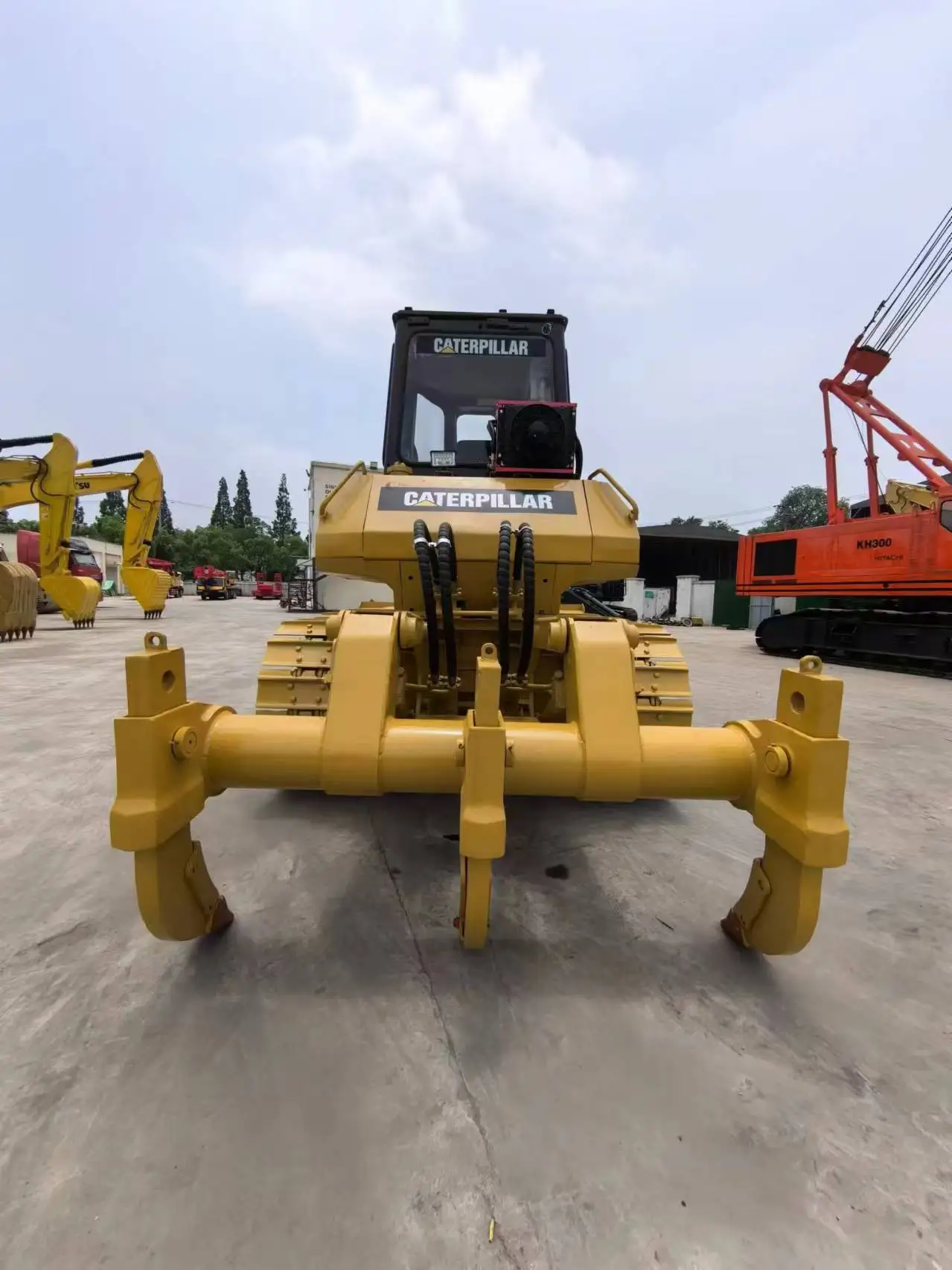 Бульдозер б/у для кошек D7G с высококачественной подержанной гусеницей продажи во дворе Шанхая