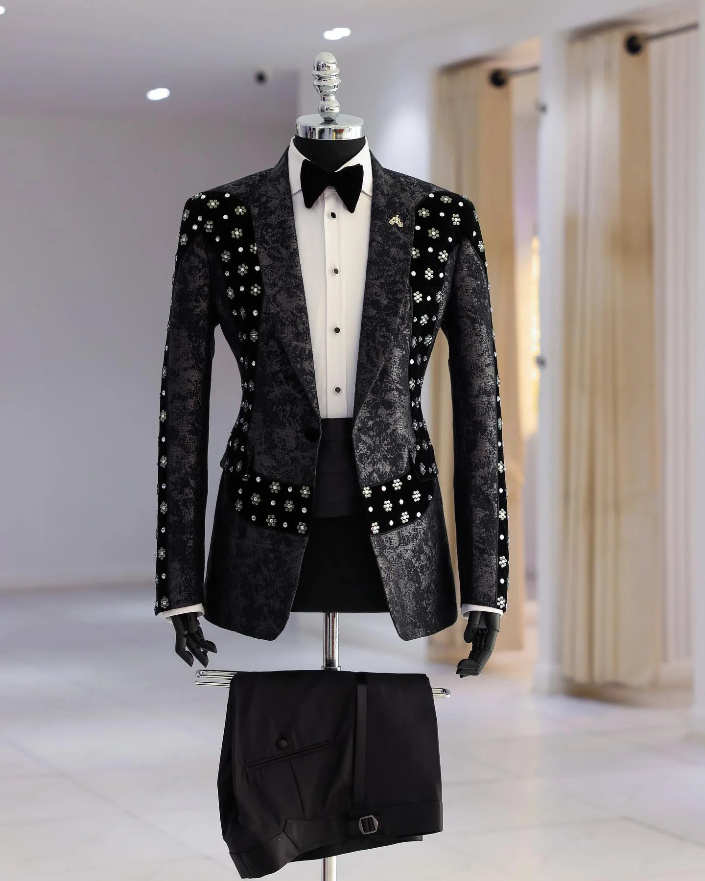Custom  Men Suit Black Tuxedo Appliques Peaked Lapel Beads Formal Diamonds Luxury Work Wear Wedding suit