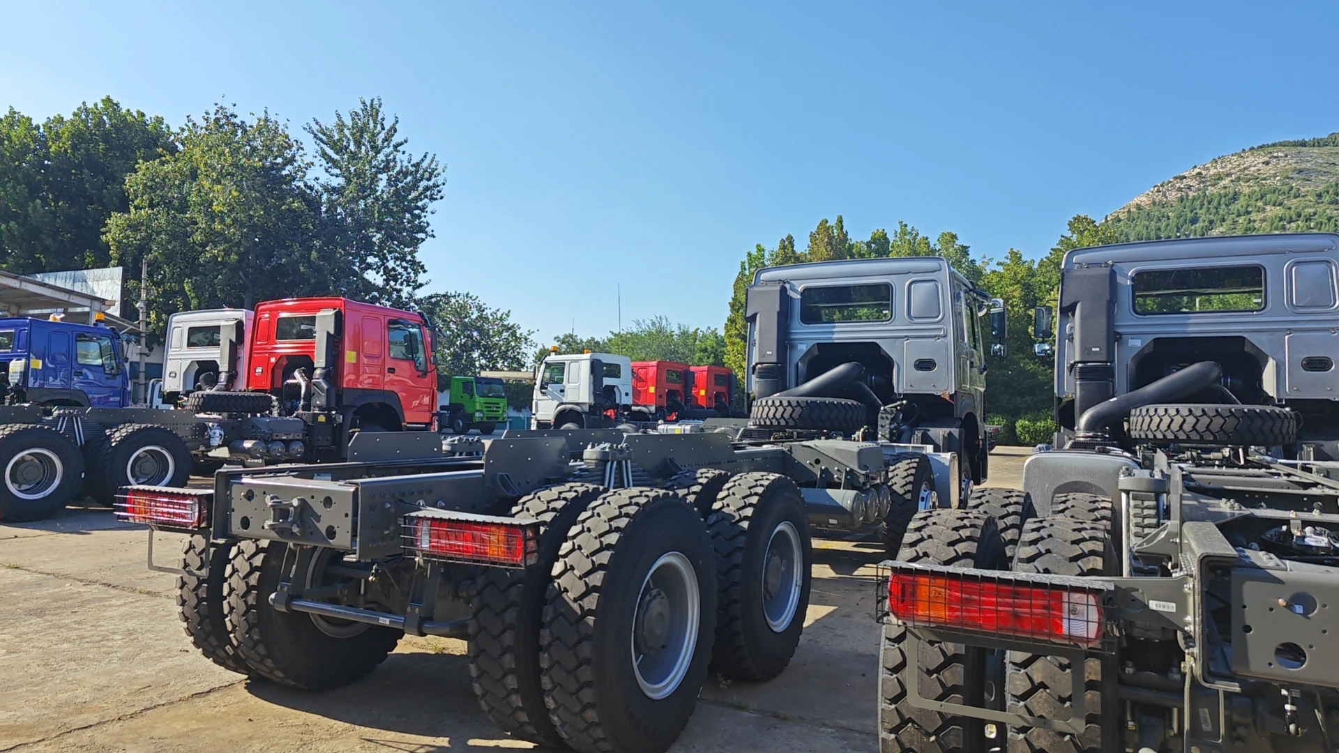 Chinese Brand SINOTRUK HOWO 371hp Tipper Chassis 6x4 Right-rudder
