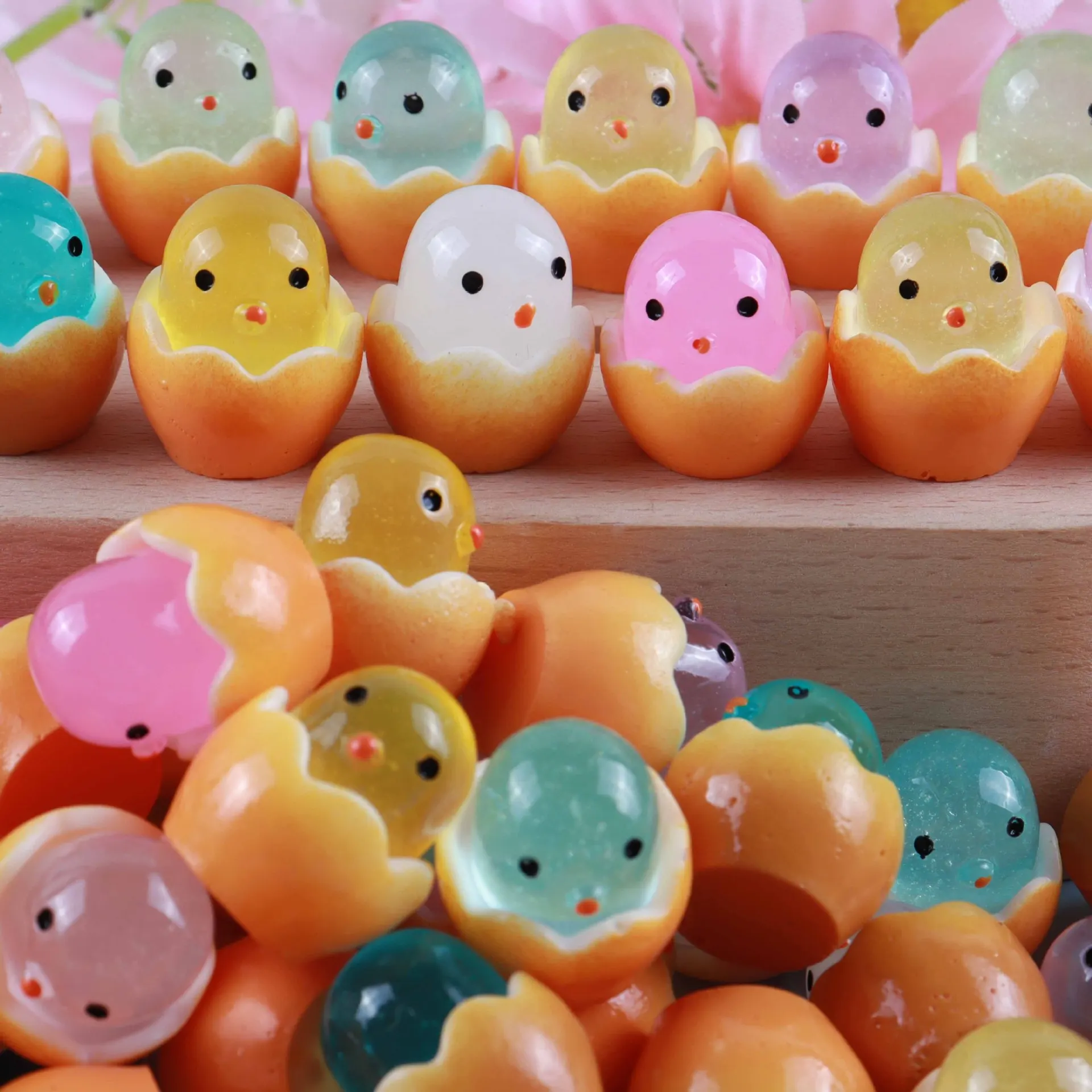 Glowing Eggshell Chick Resin Animal Figurines Toys Broken Shell Chicks Ornament Resin Crafts for Gifts Home Decorations