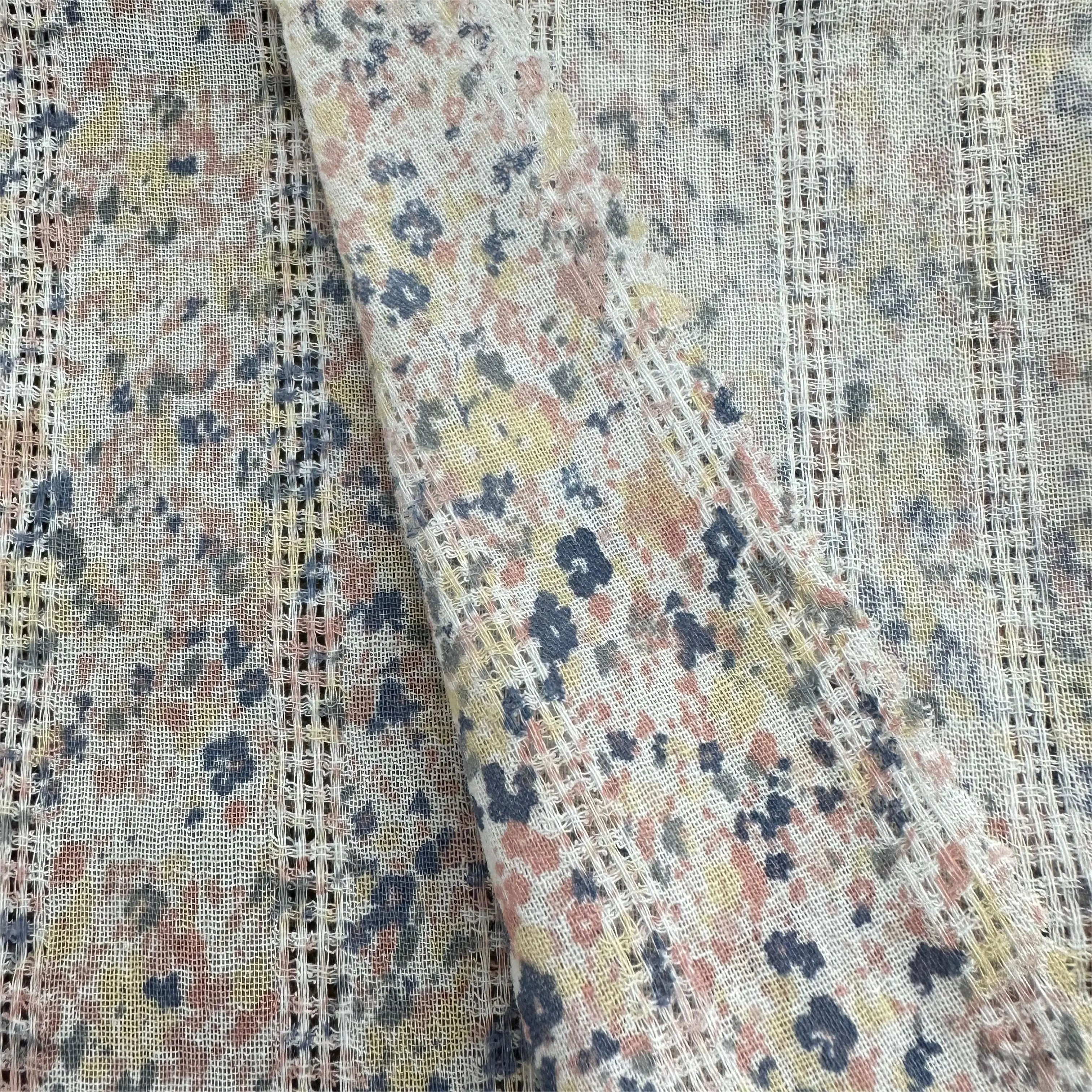 100% Cotton Jacquard Fabric with Beautifully Positioned Back Flower Design for Shirts