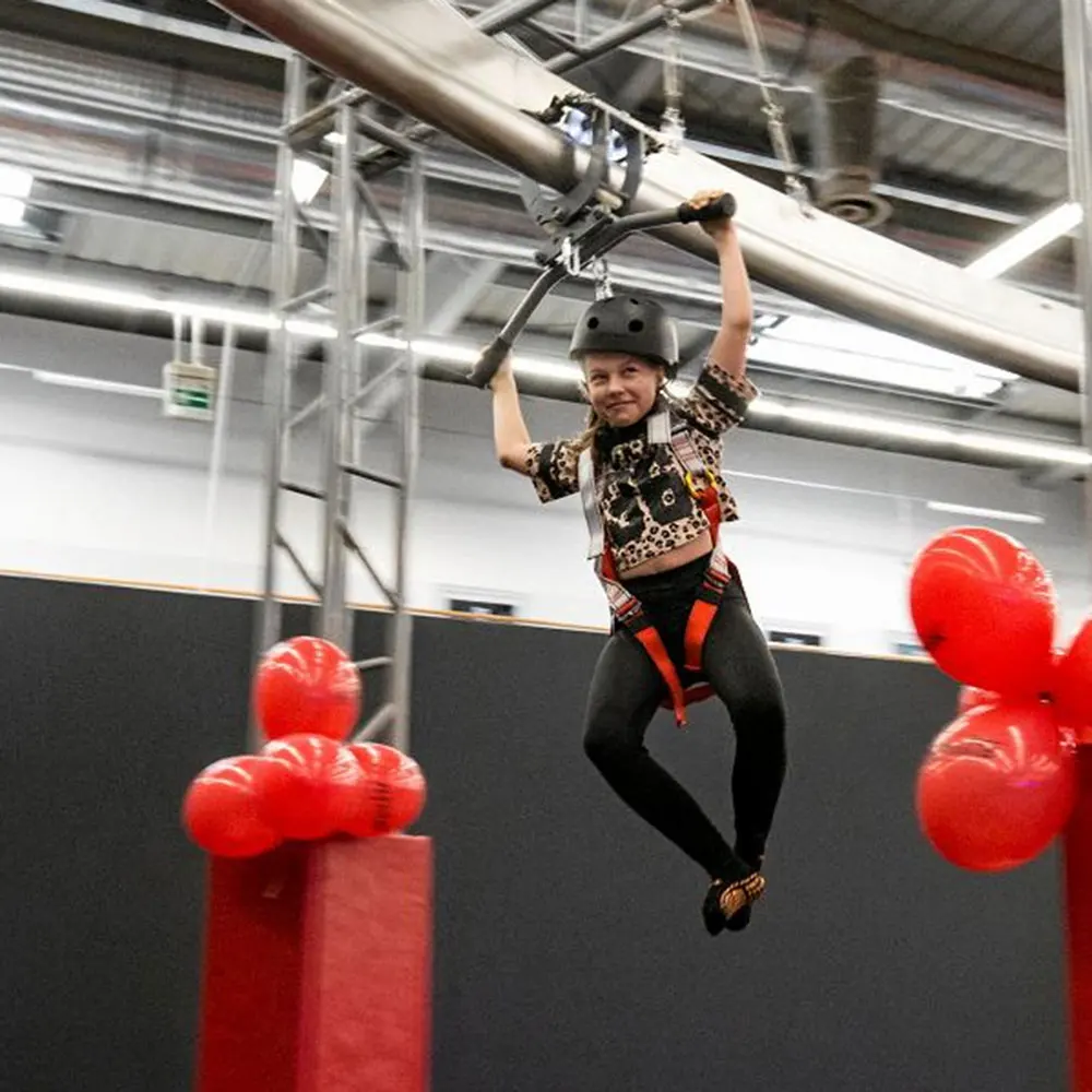 Pokiddo Exciting High-Altitude Skis Indoor Playground for All Ages Commercial Use Park Indoor Amusement Cableway Gliding Games