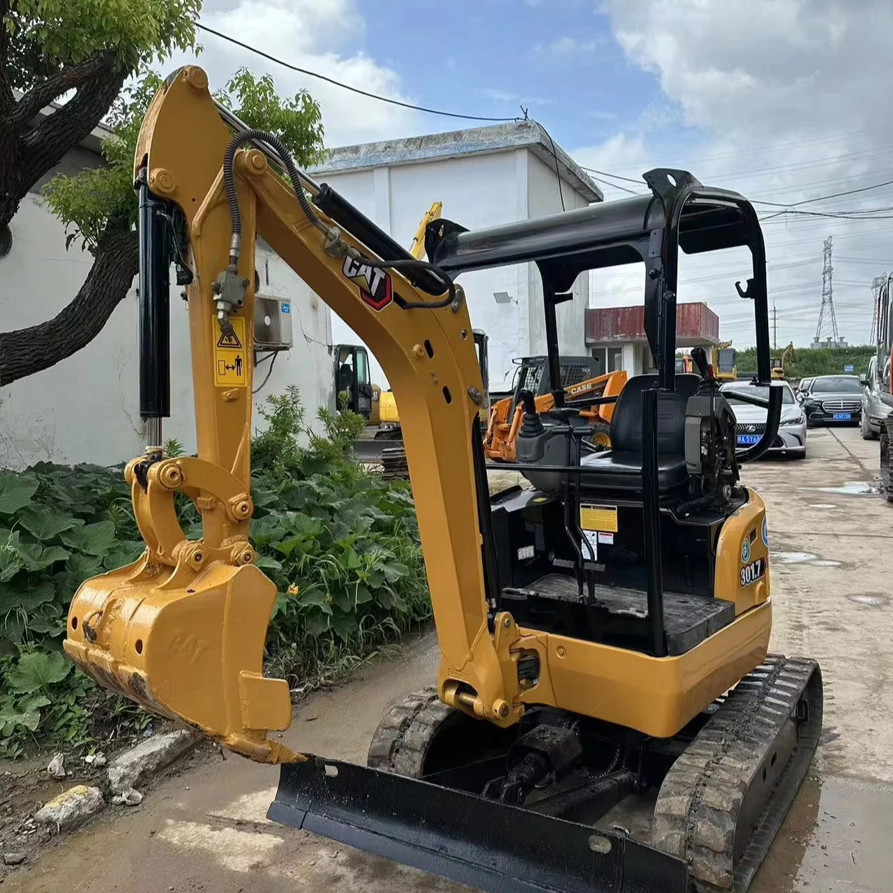 Экскаватор-погрузчик CAT301.7 б/у