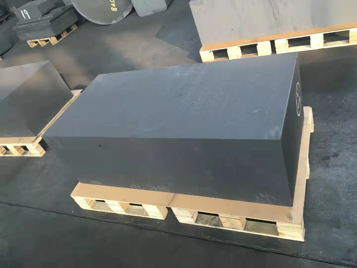 1600*600*300 mm High Density Isostatic Graphite Block with High Hardness