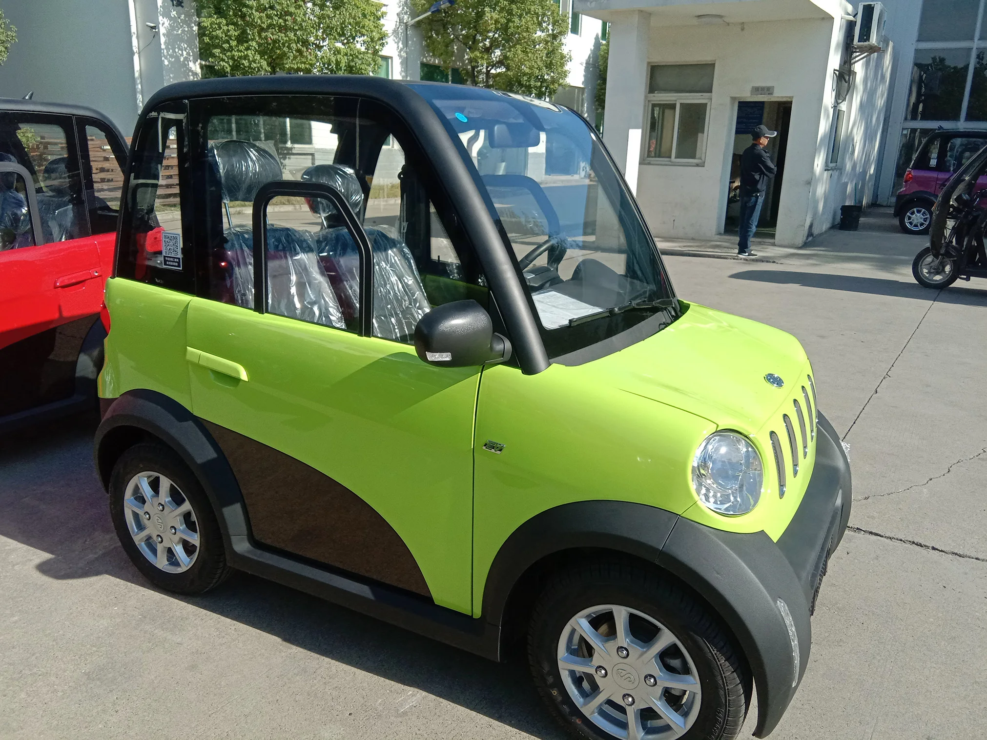 China made cheap electric car adults driving in city