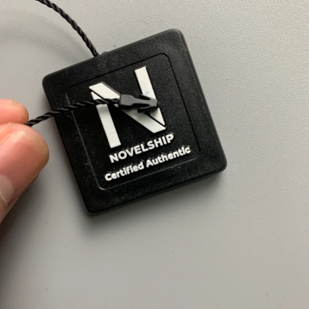 Custom New Design Embossed Logo Luxury Black Garment Plastic Hang Tag String for Clothing