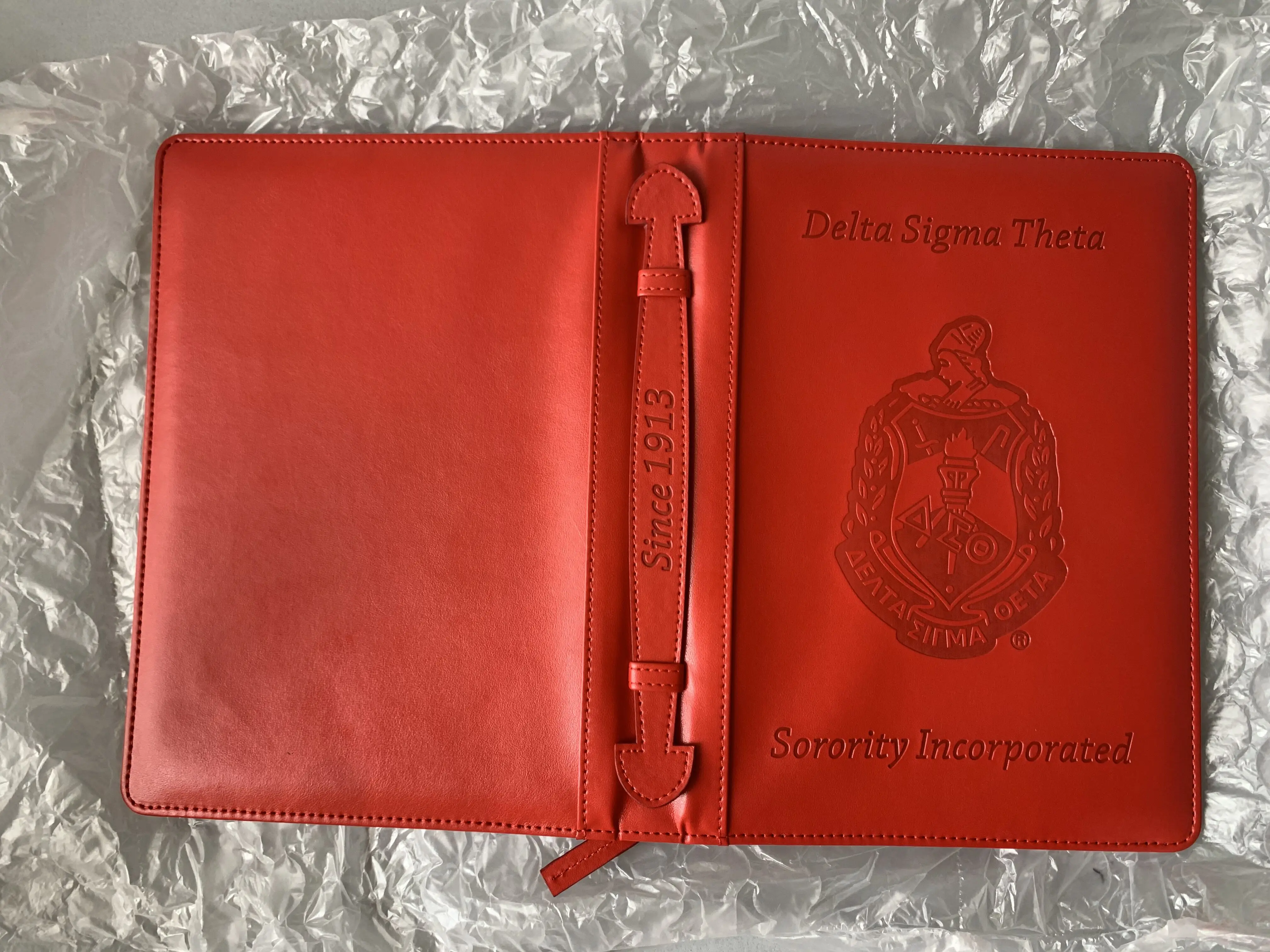 Кожаные чехлы-книжки Delta Red с тиснением для всех