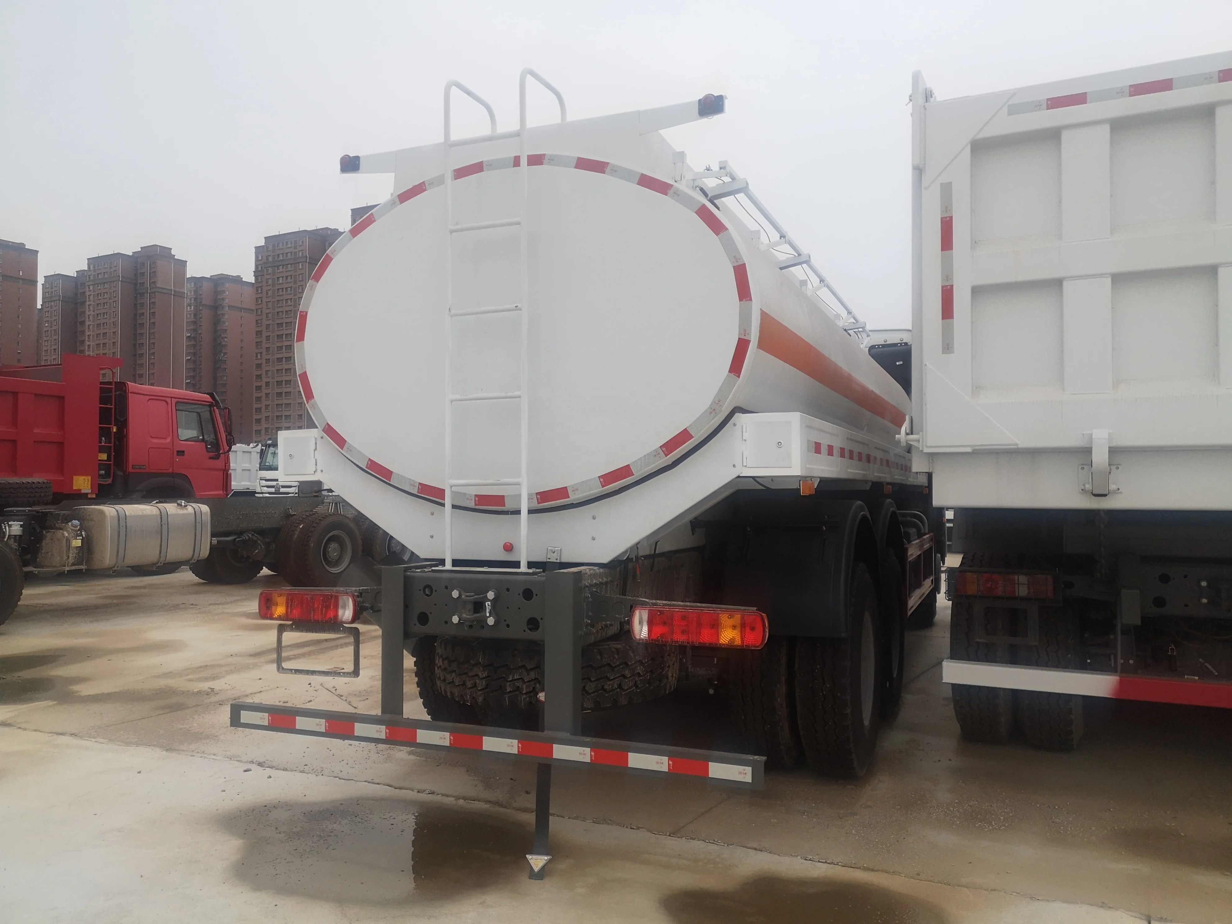 sinotruck howo 6*4 10 wheels 20000 liters fuel tank truck for sale