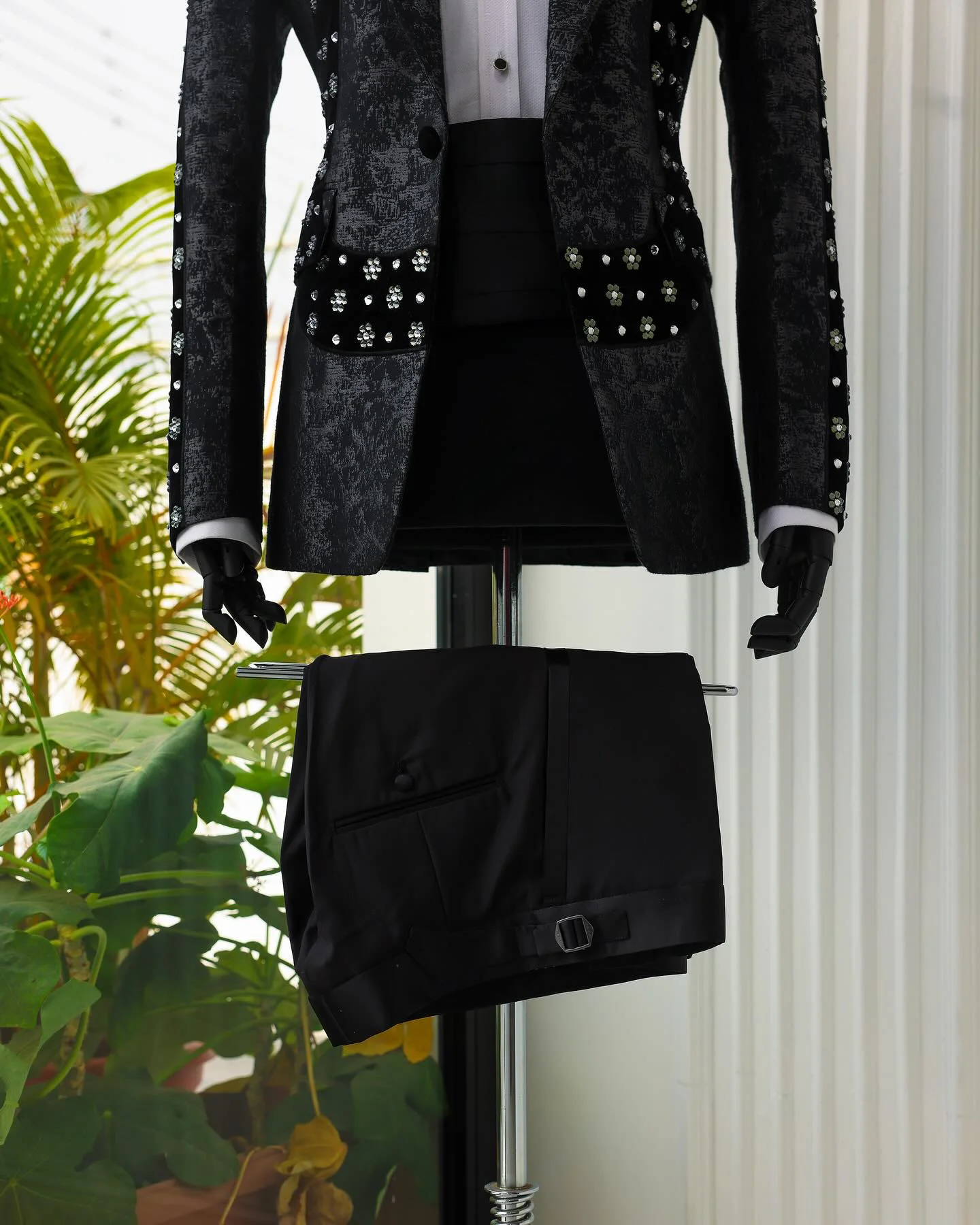 Custom  Men Suit Black Tuxedo Appliques Peaked Lapel Beads Formal Diamonds Luxury Work Wear Wedding suit