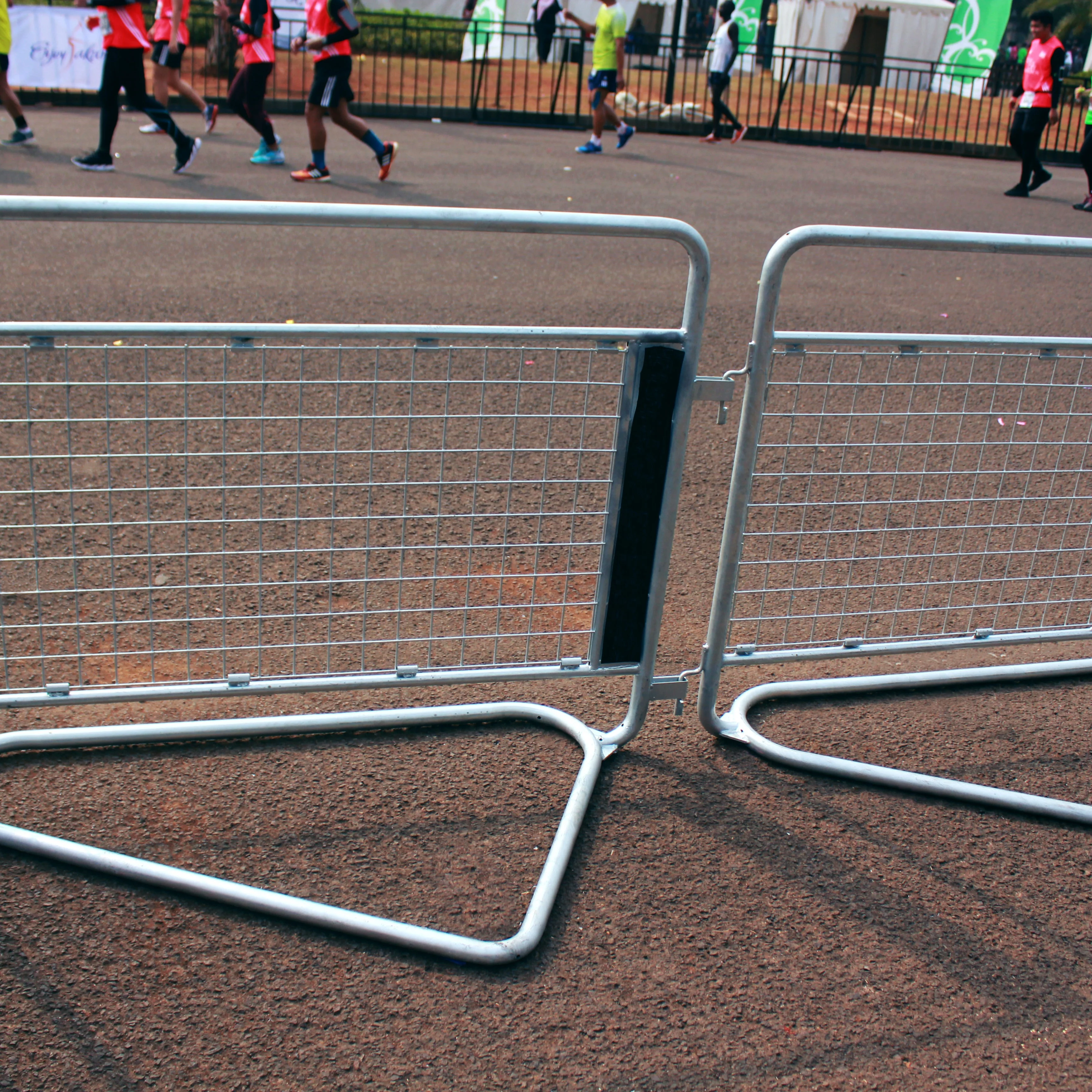 Высококачественные Защитные Дорожные барьеры AEOMESH, алюминиевые барьерные дорожные заграждения оптом, дорожные барьеры для марафона